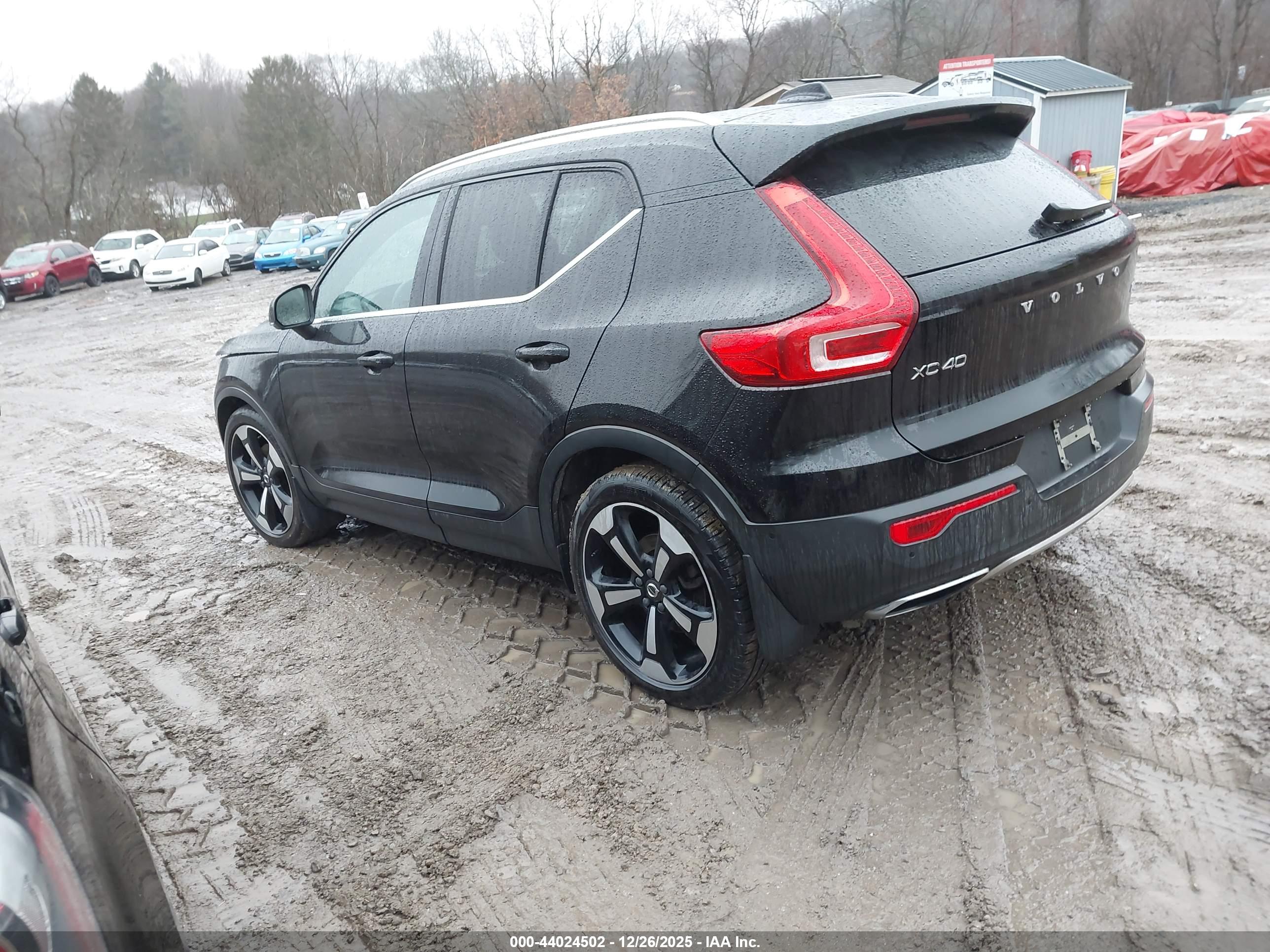 VOLVO XC40 image 3