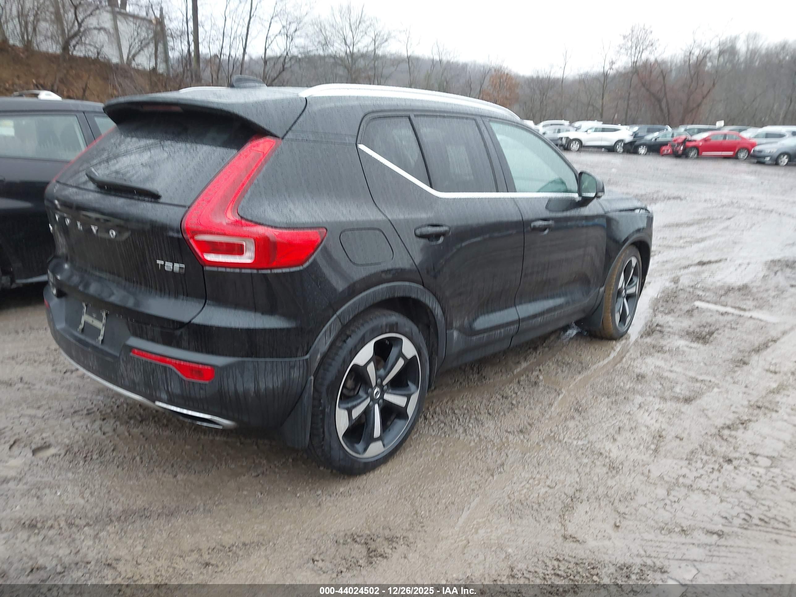 VOLVO XC40 image 4
