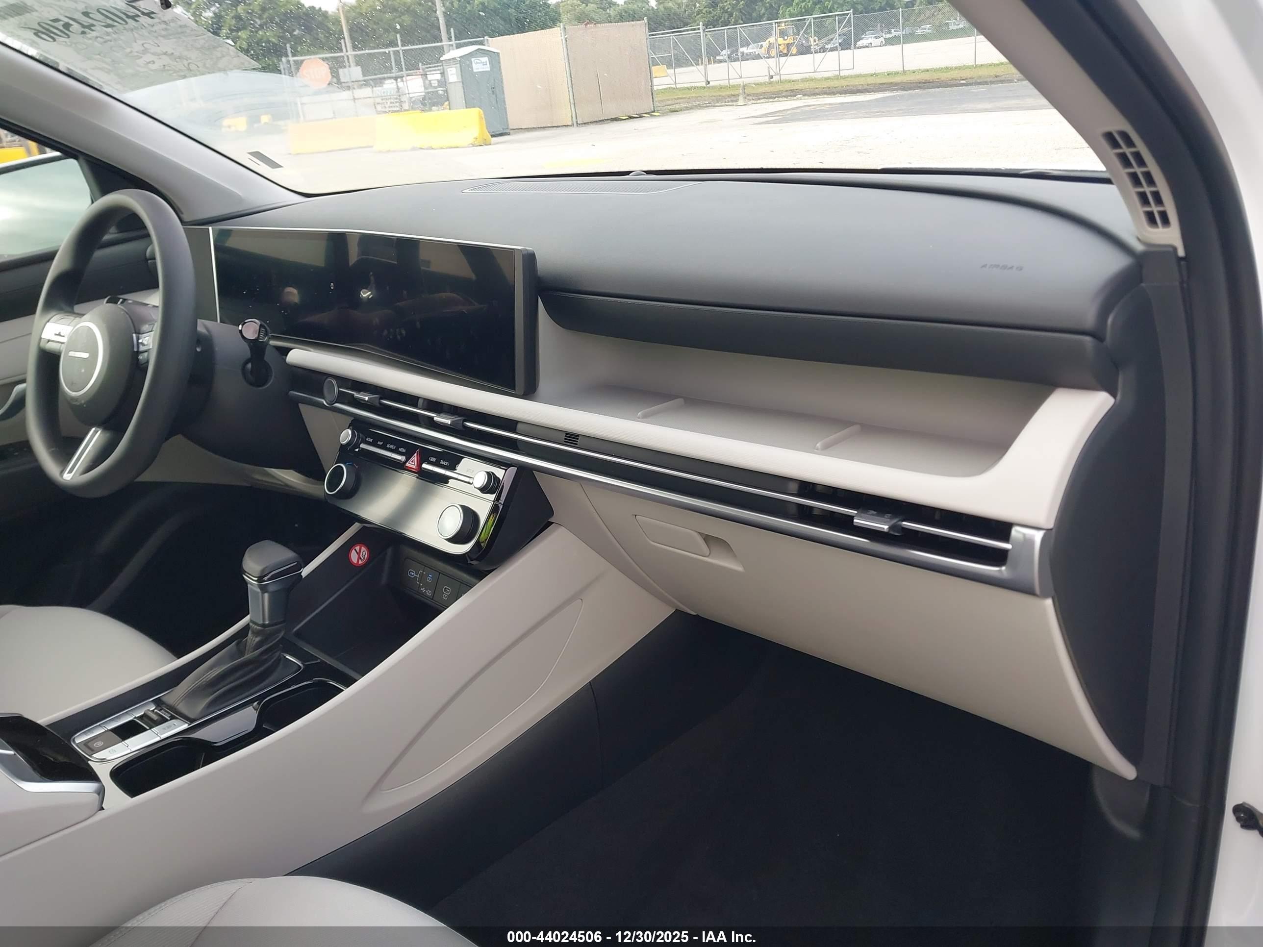 HYUNDAI TUCSON image 5