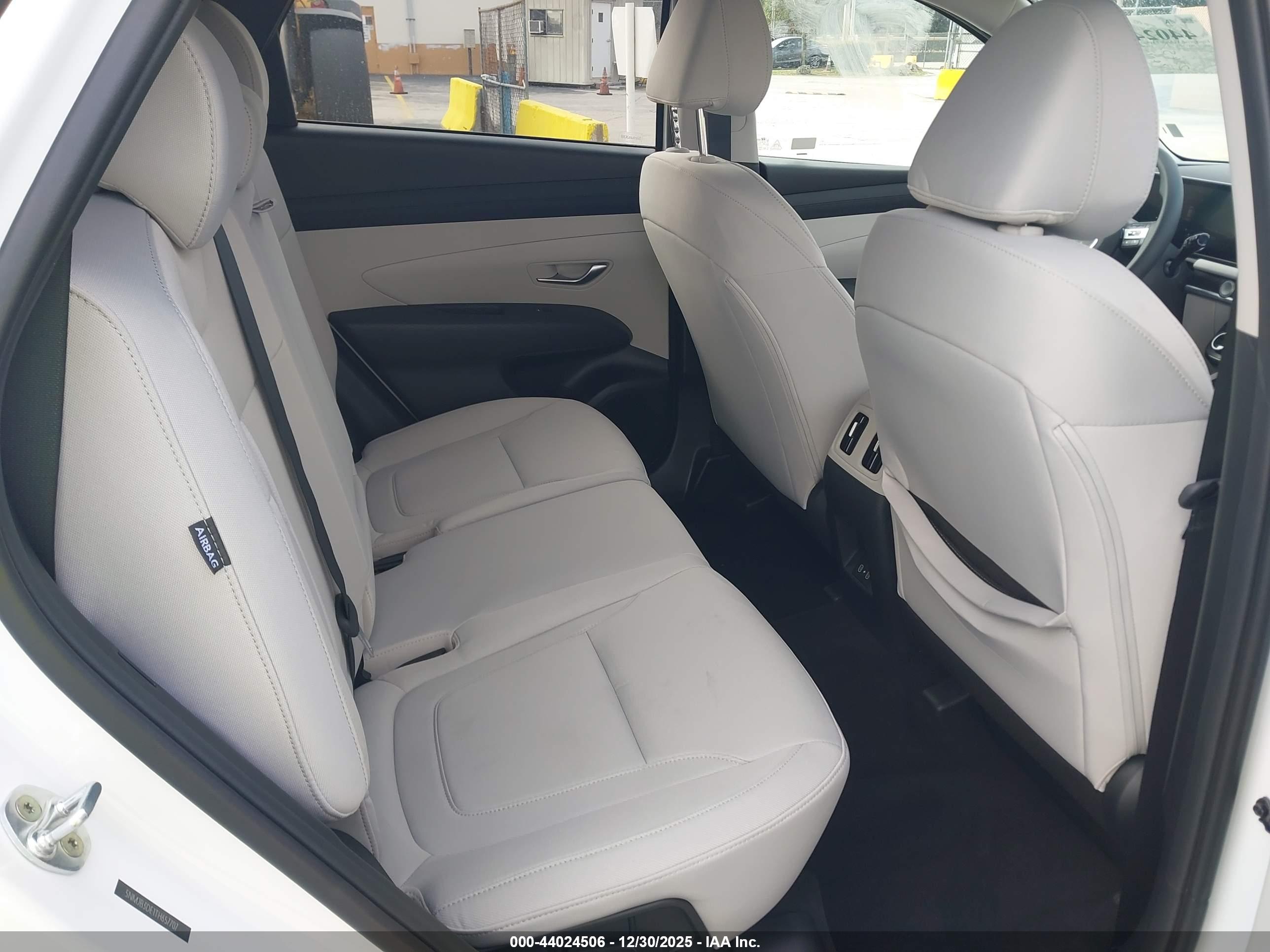 HYUNDAI TUCSON image 8