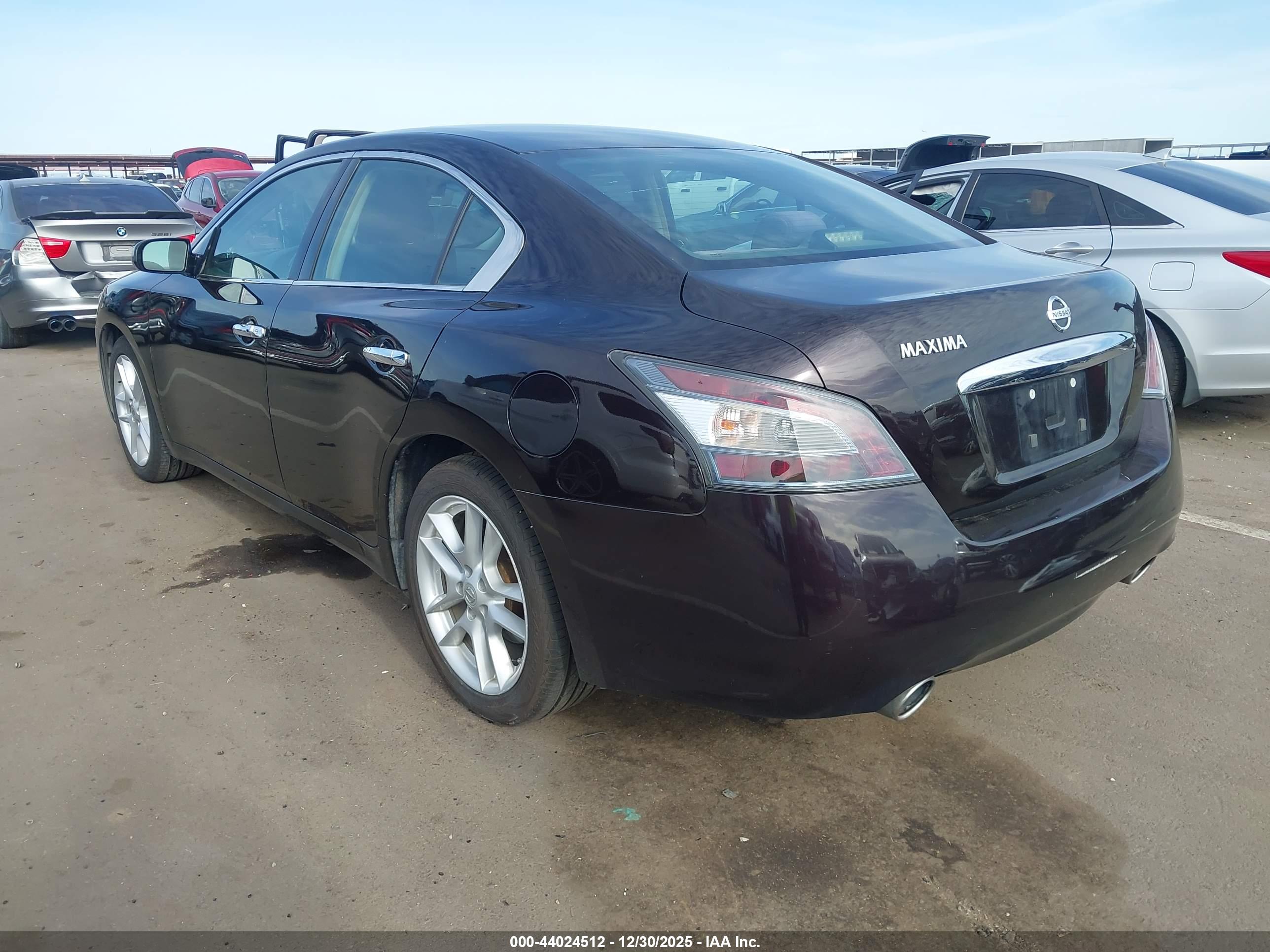 NISSAN MAXIMA image 3