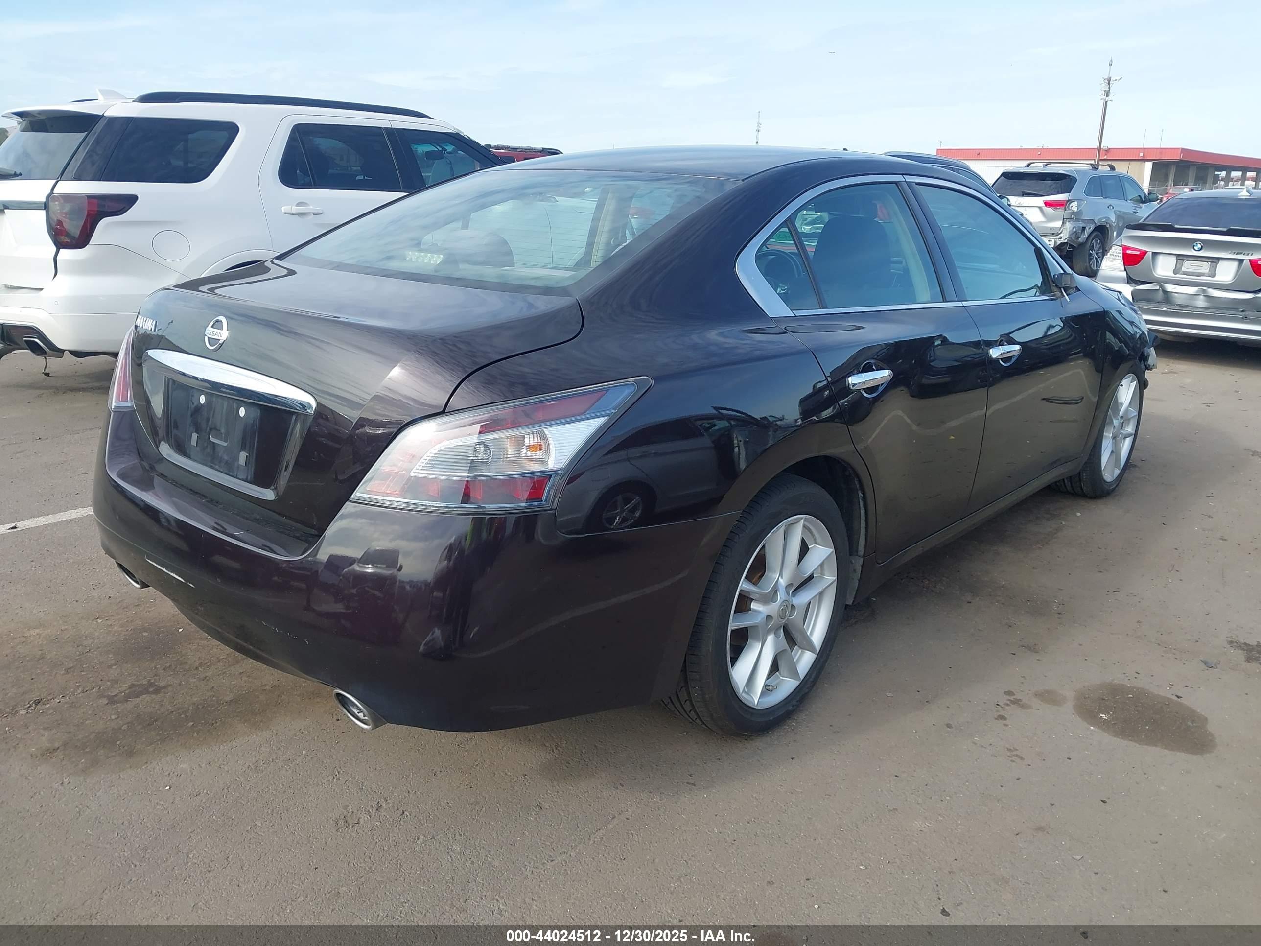 NISSAN MAXIMA image 4