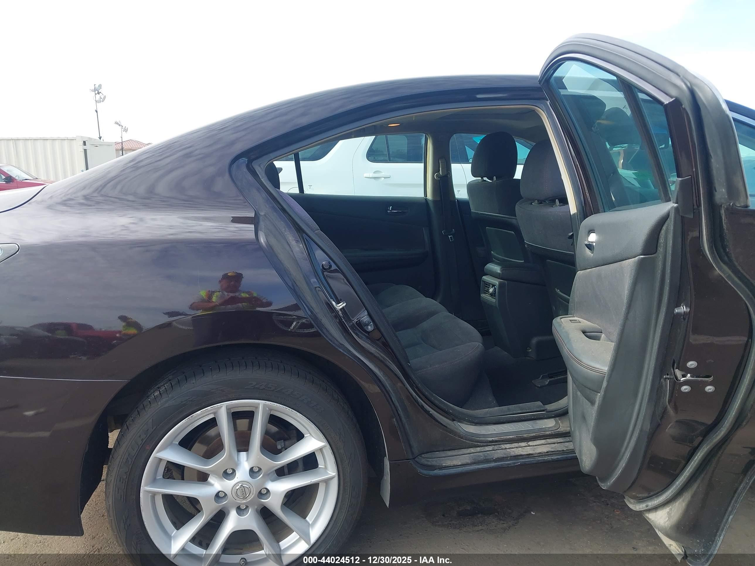 NISSAN MAXIMA image 8