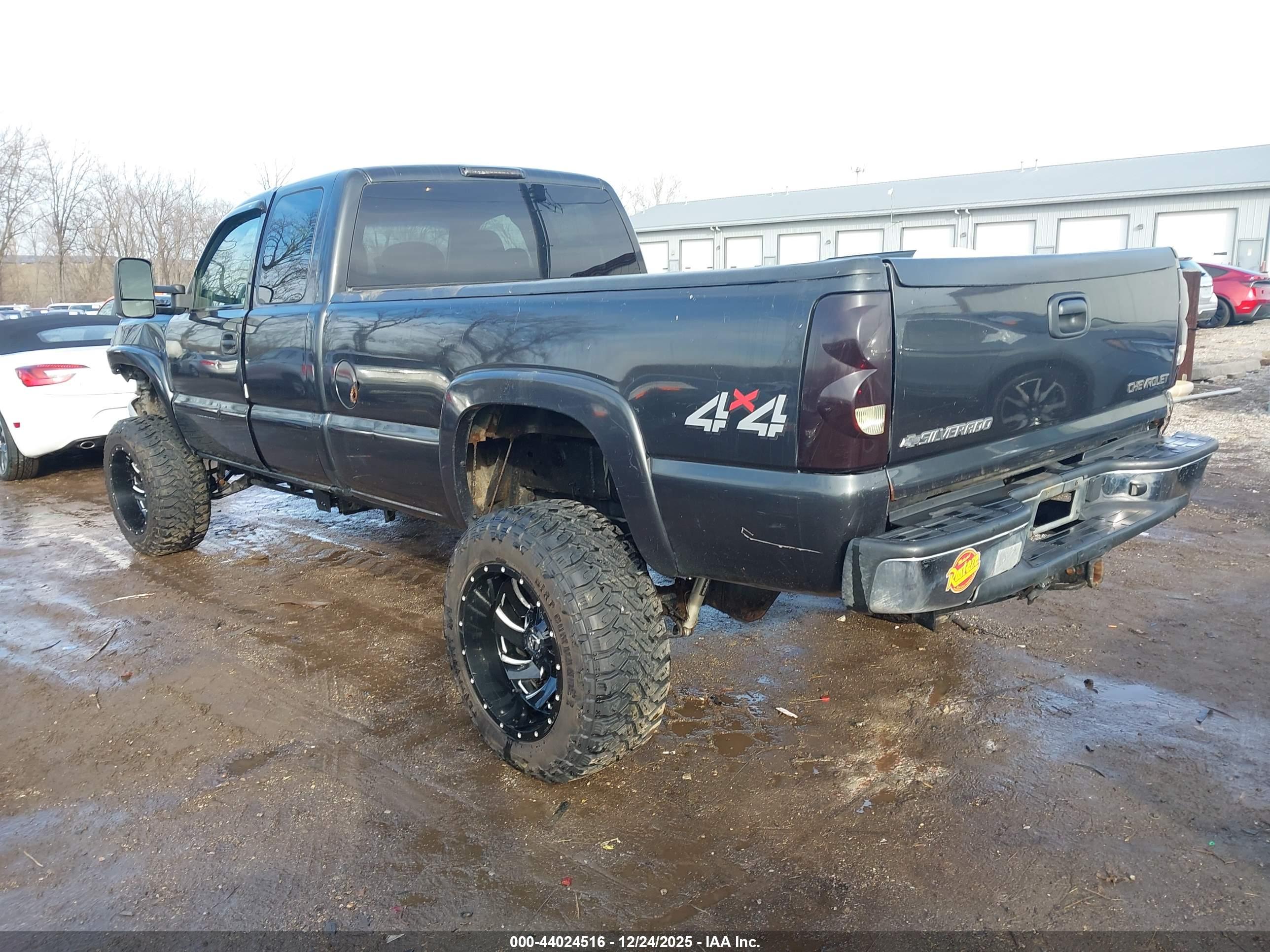 CHEVROLET SILVERADO image 3