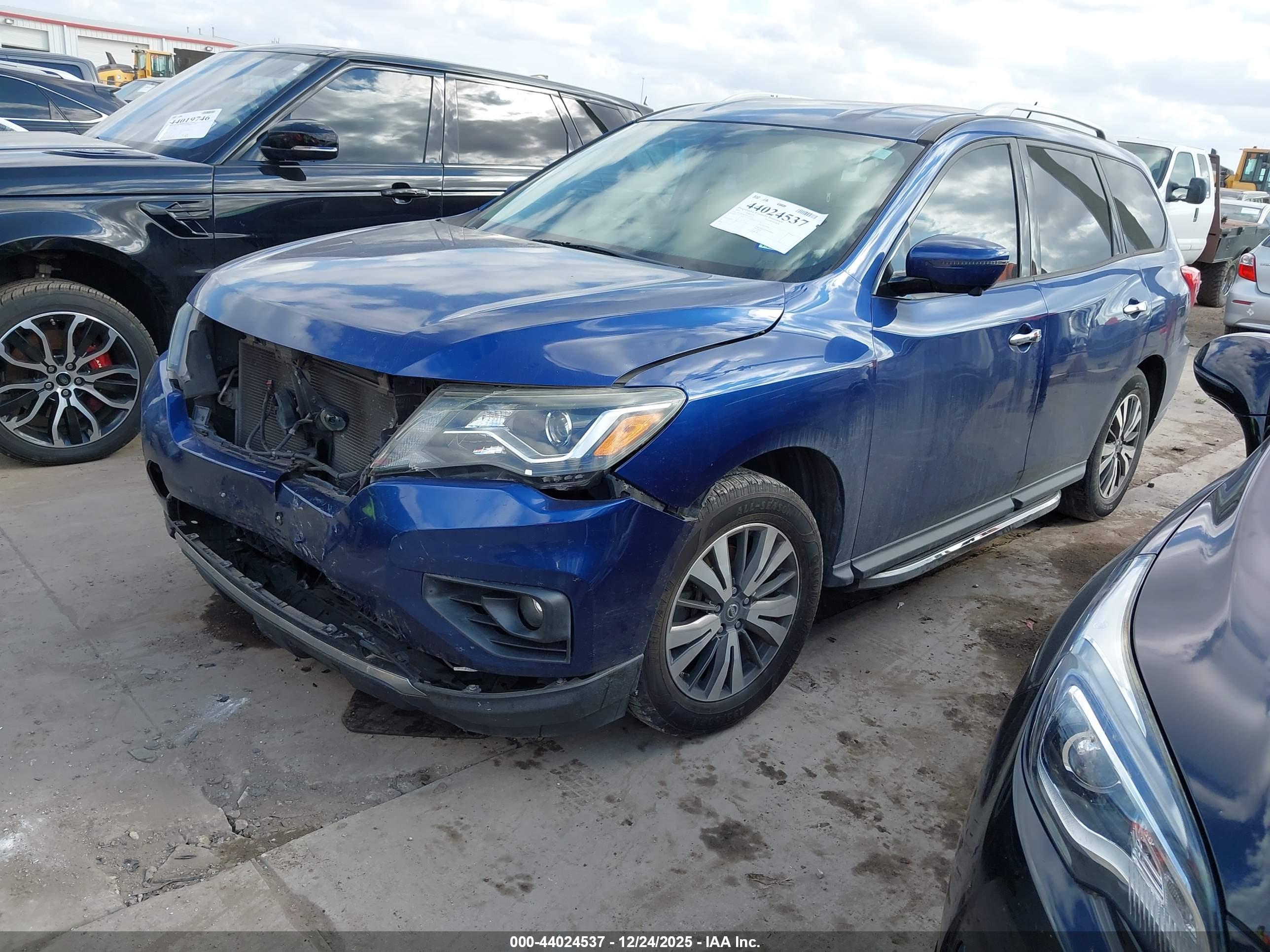 NISSAN PATHFINDER image 2