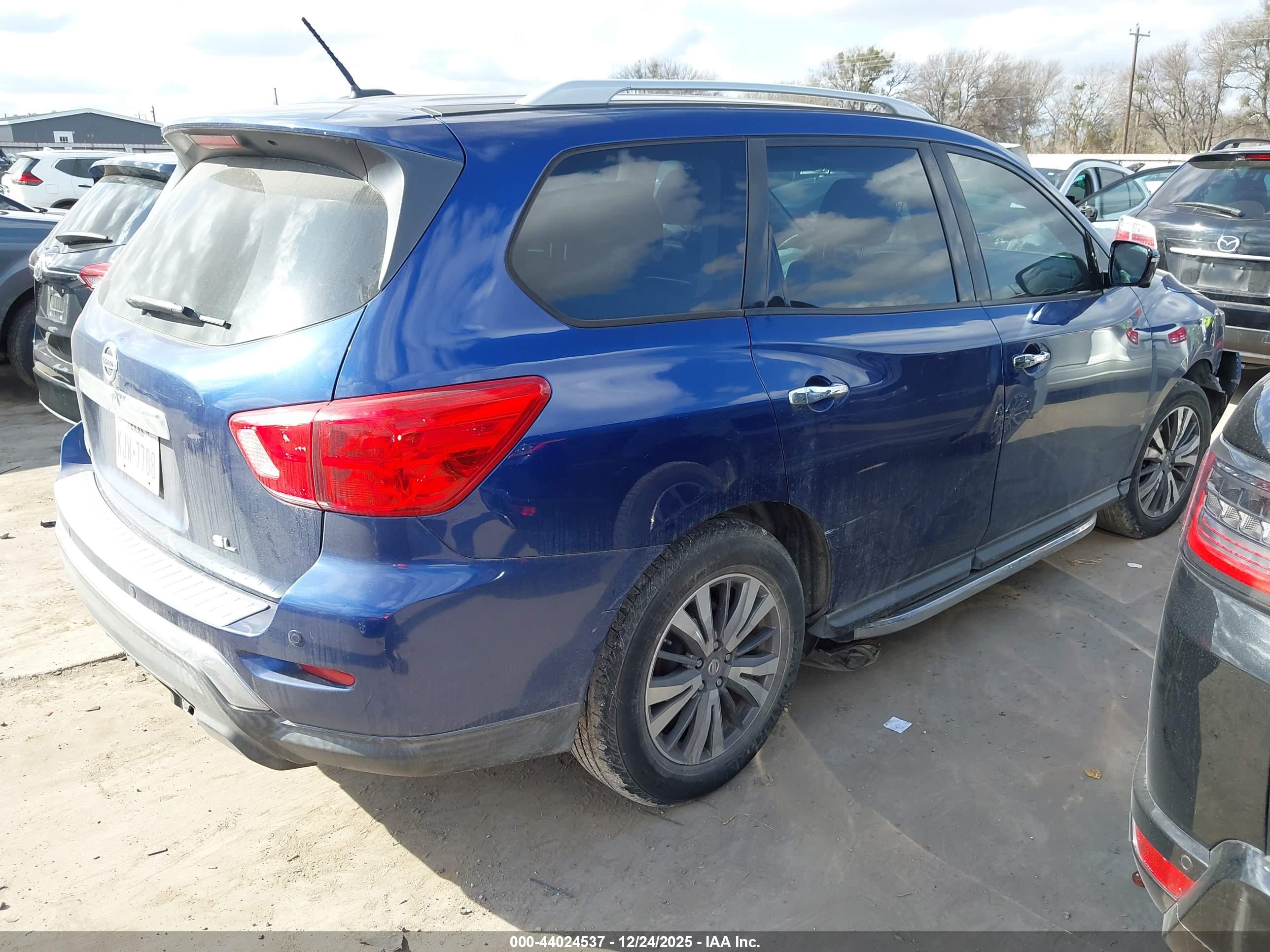 NISSAN PATHFINDER image 4