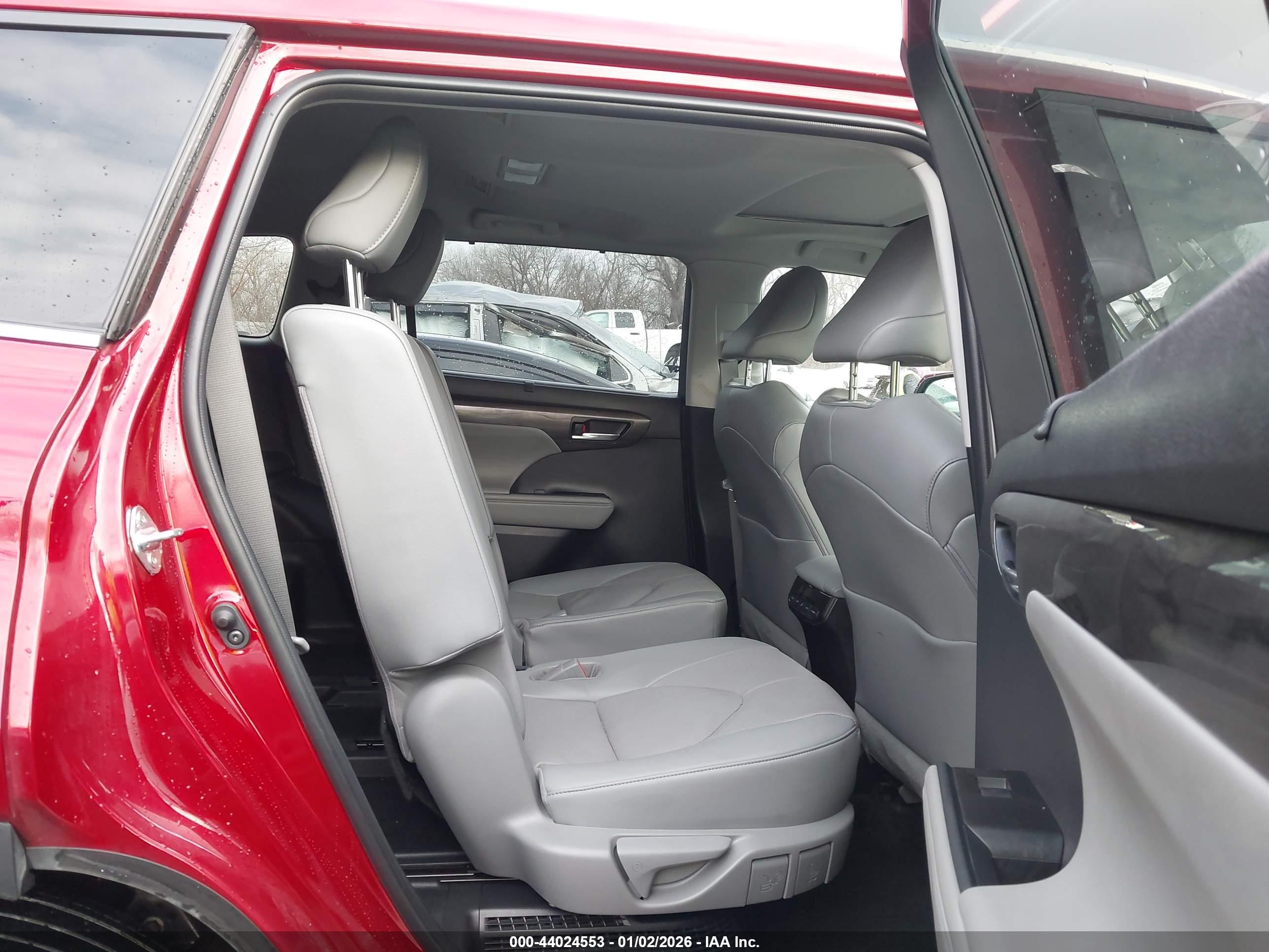 TOYOTA HIGHLANDER image 8