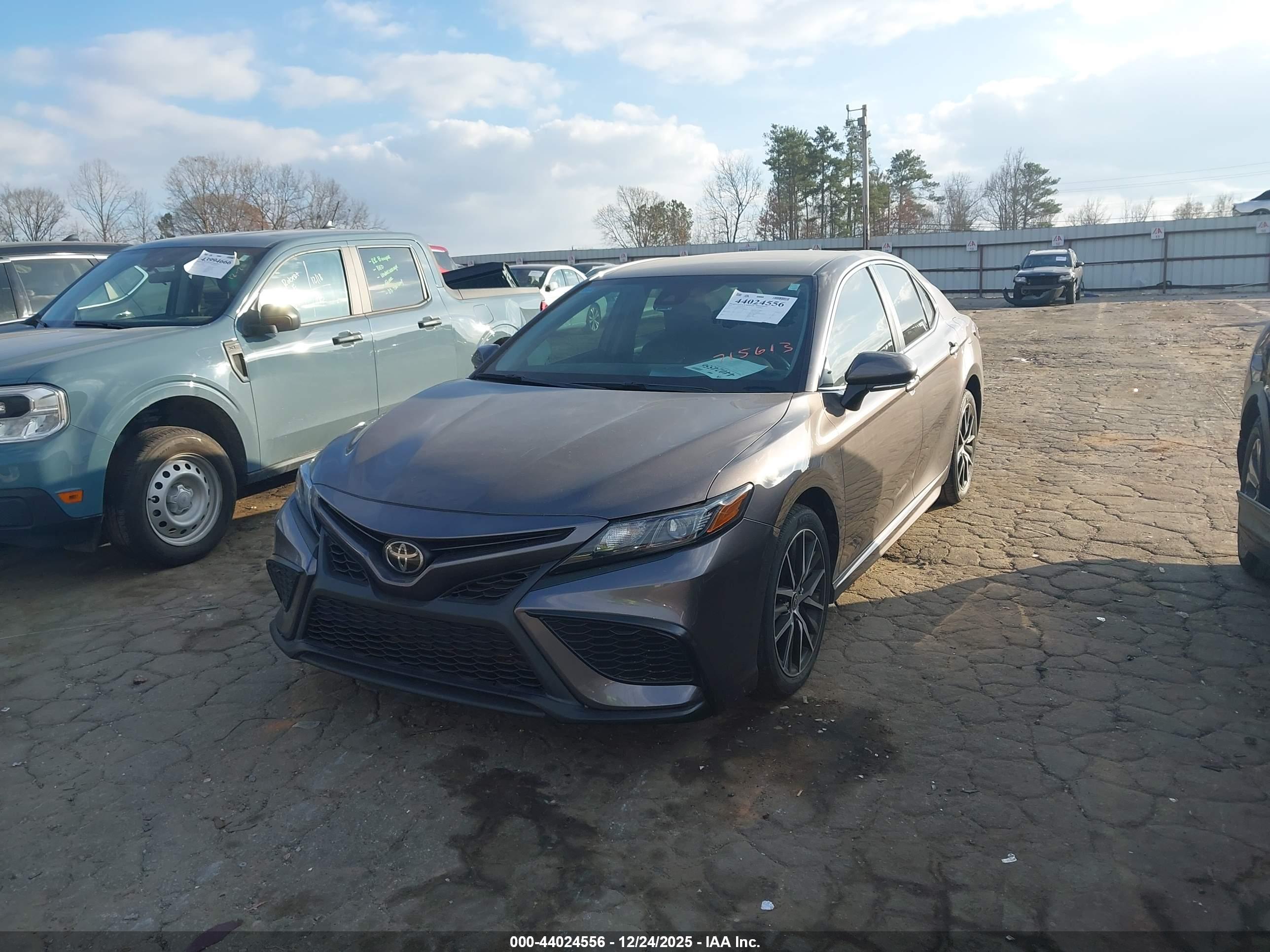 TOYOTA CAMRY image 2