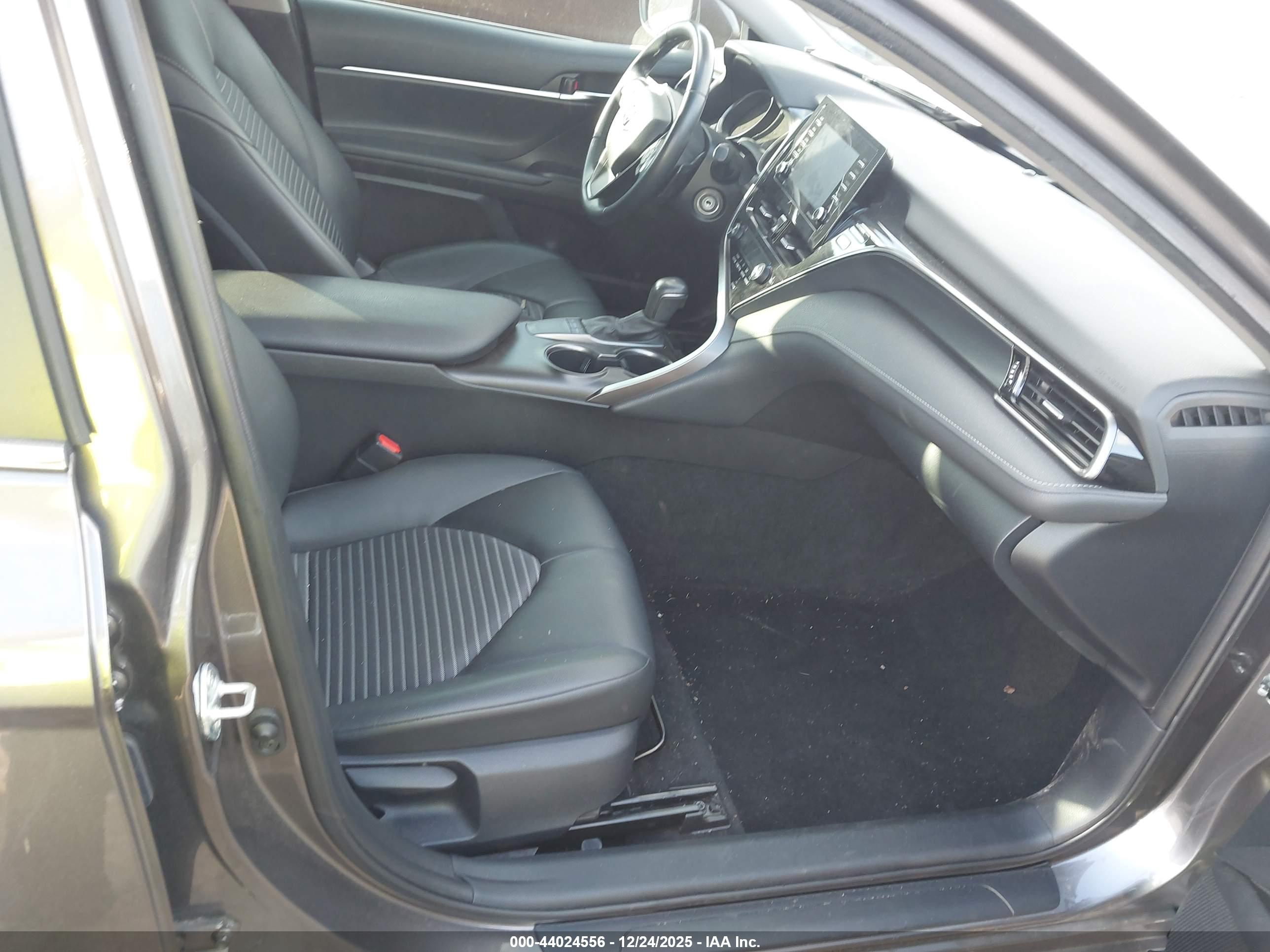 TOYOTA CAMRY image 5