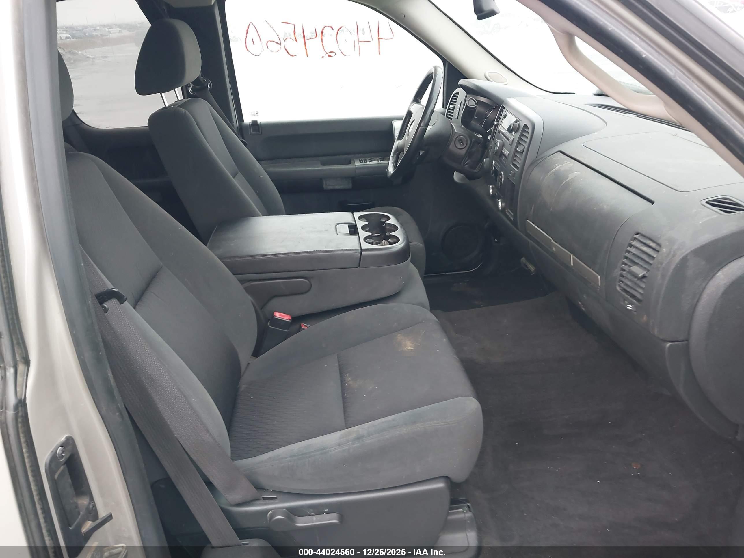 CHEVROLET SILVERADO image 5