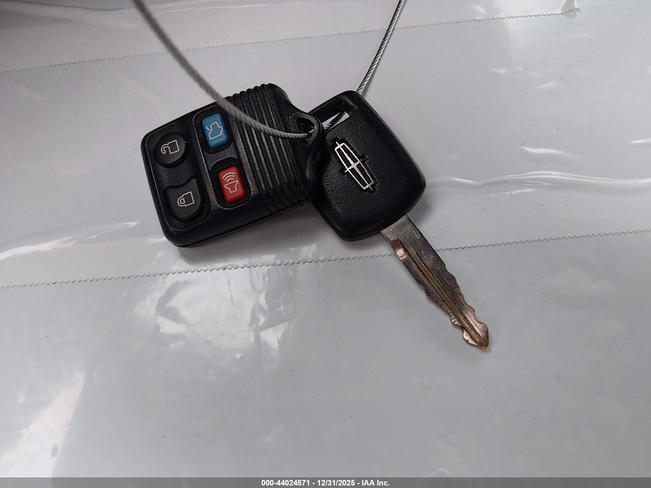 LINCOLN TOWN image 11