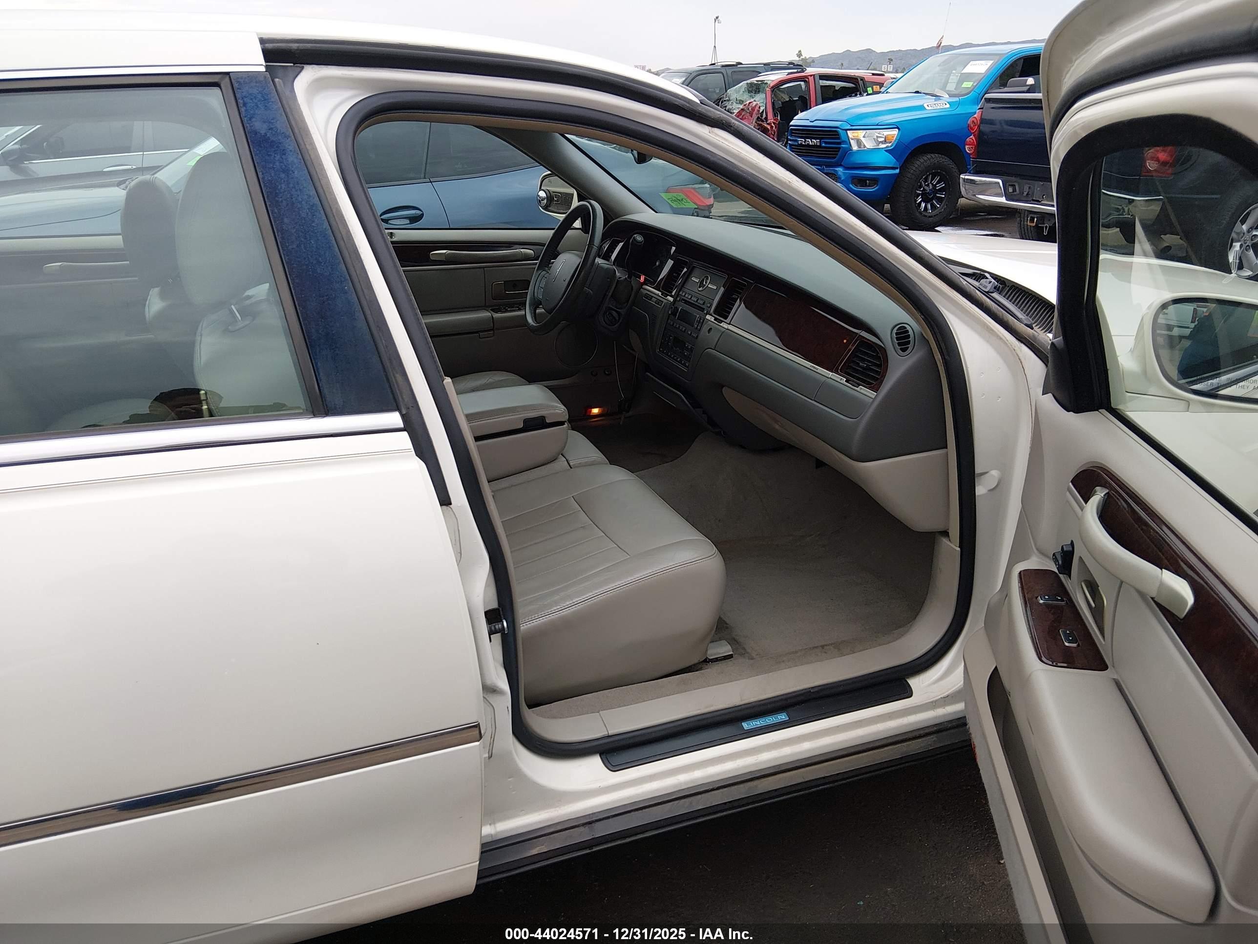LINCOLN TOWN image 5