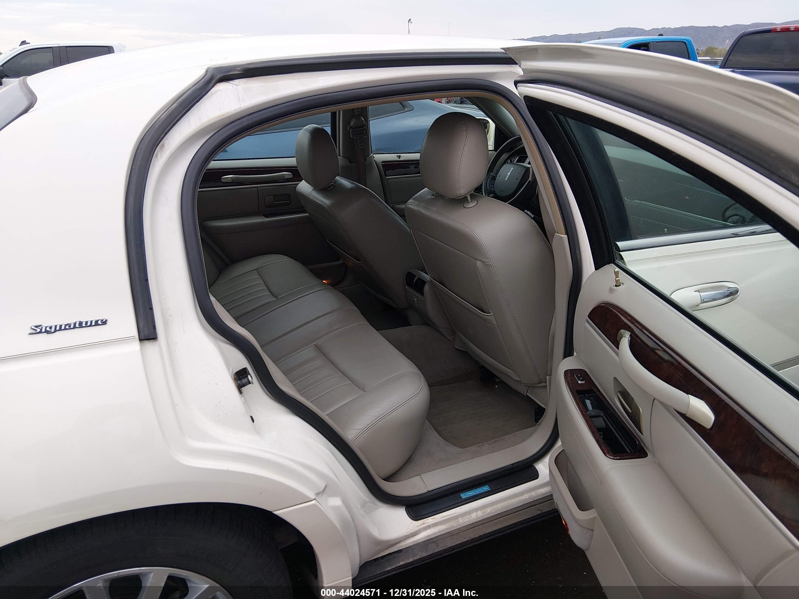 LINCOLN TOWN image 8