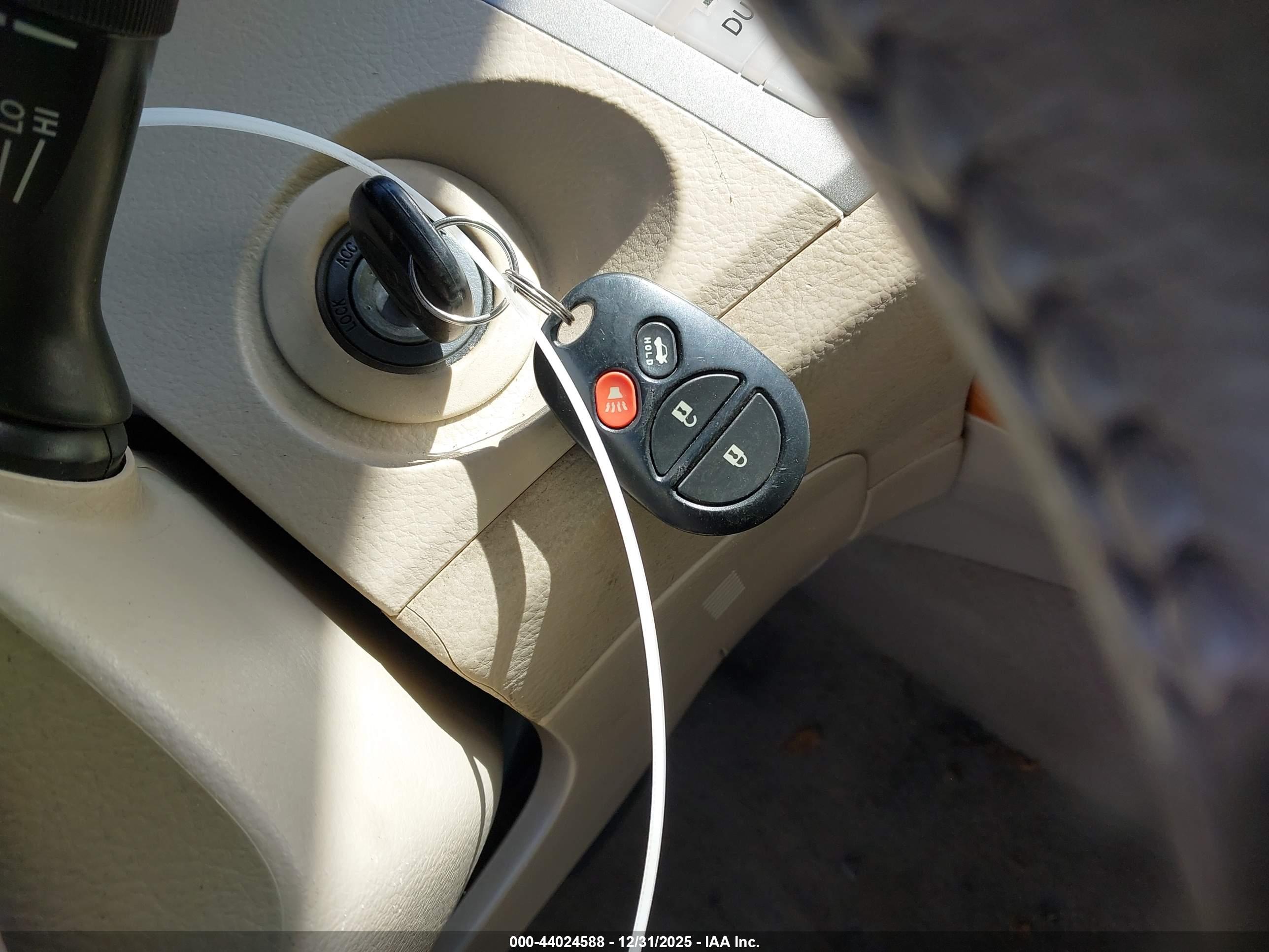 TOYOTA AVALON image 11