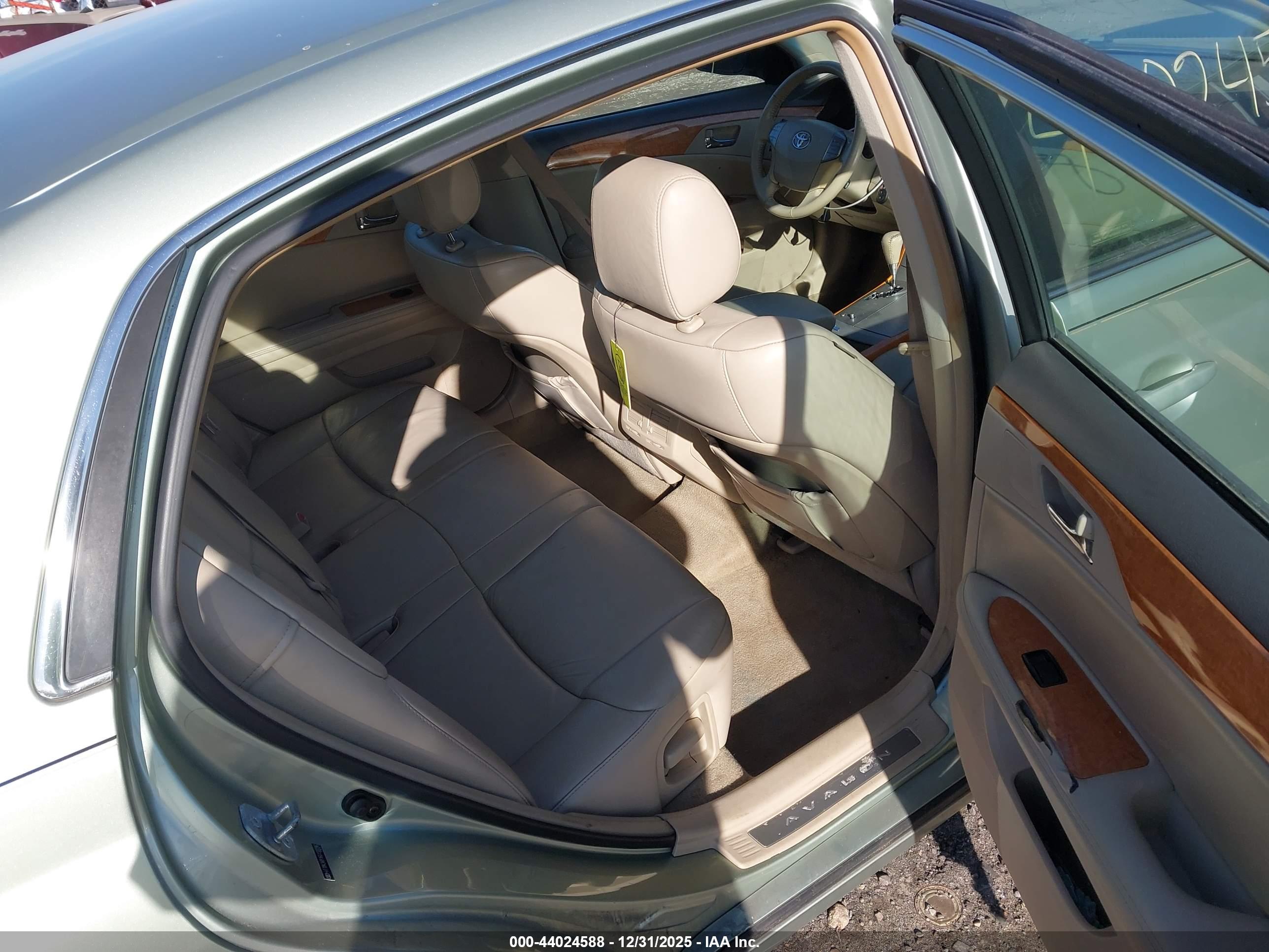 TOYOTA AVALON image 8