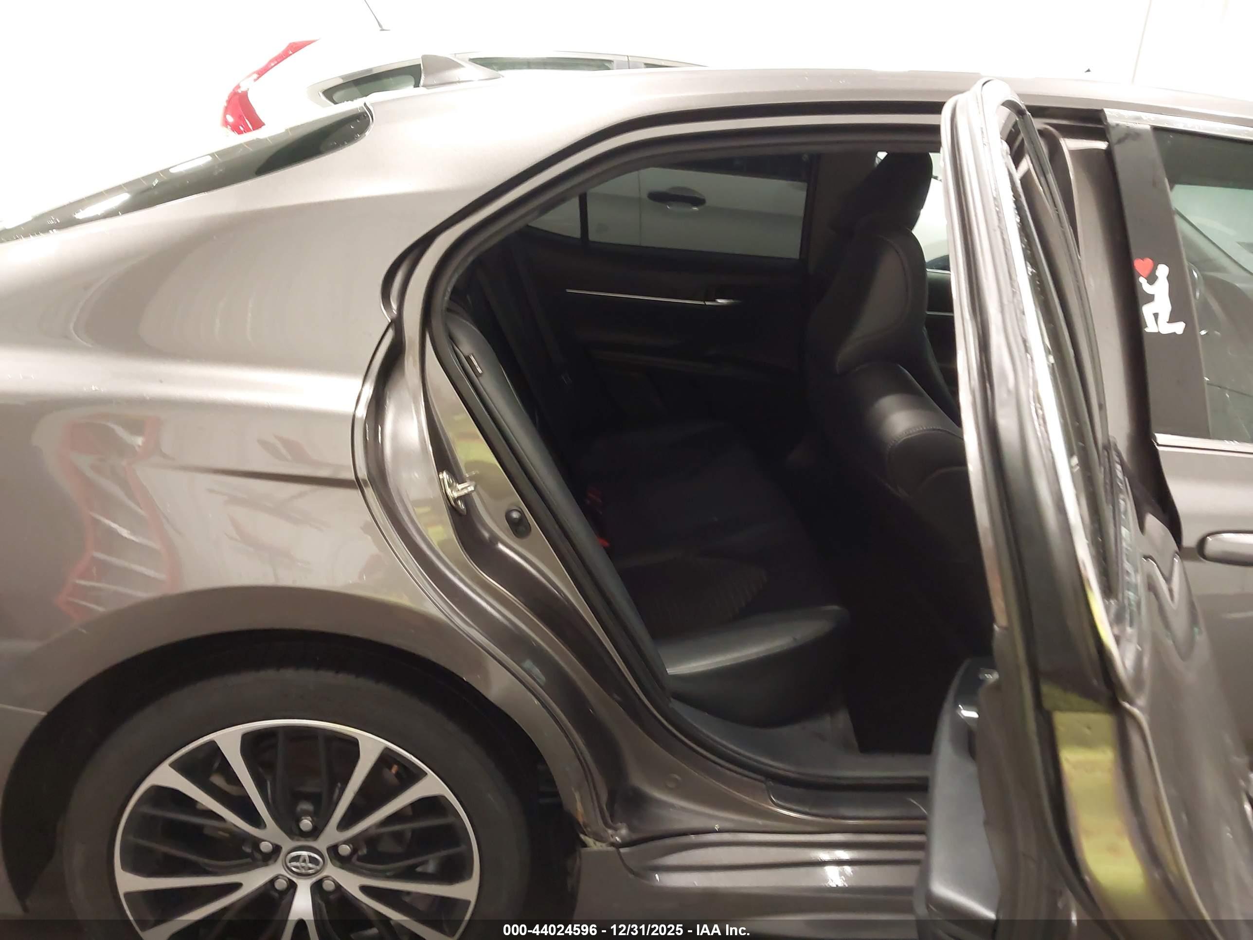 TOYOTA CAMRY image 8