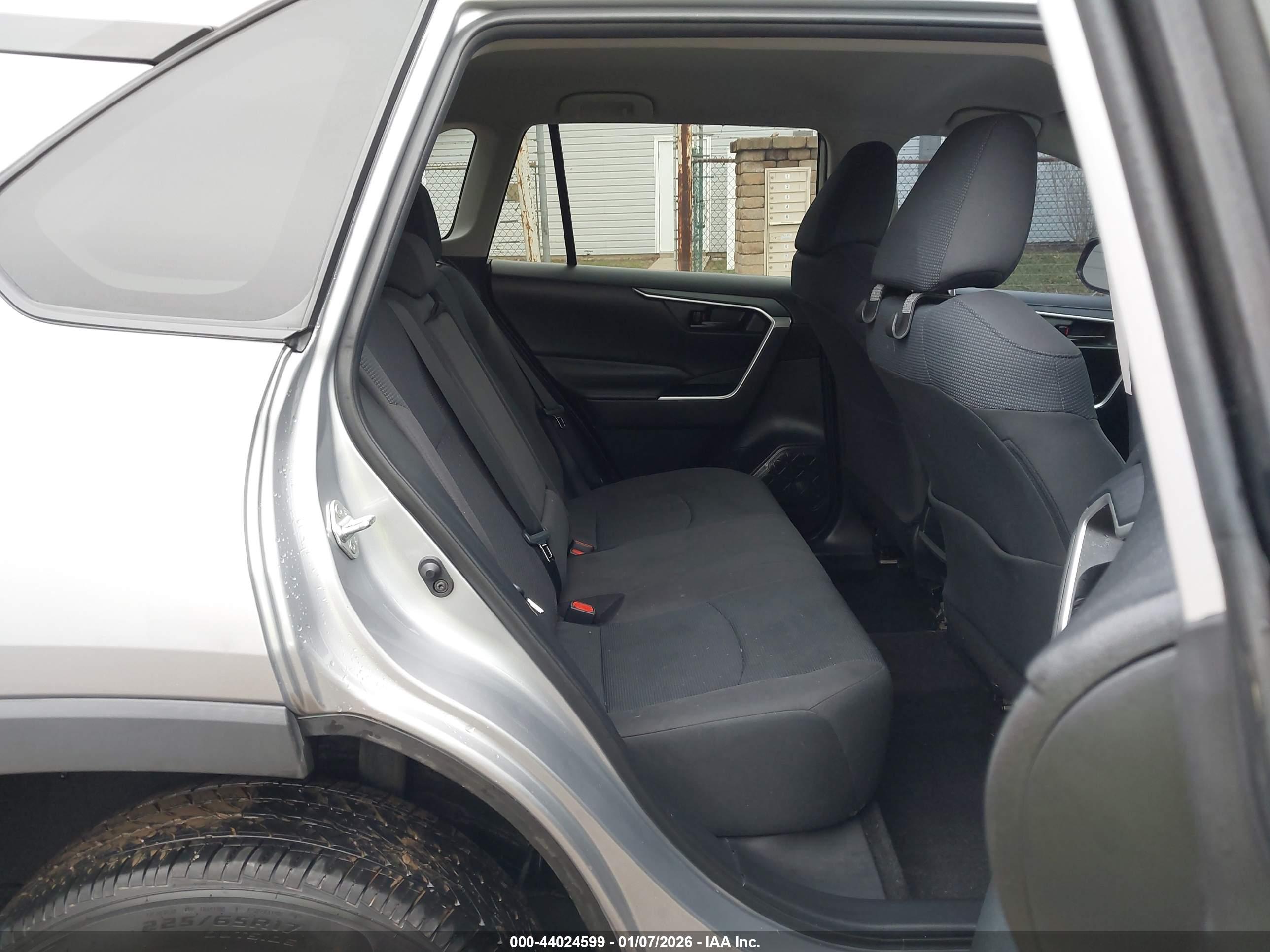 TOYOTA RAV4 image 8