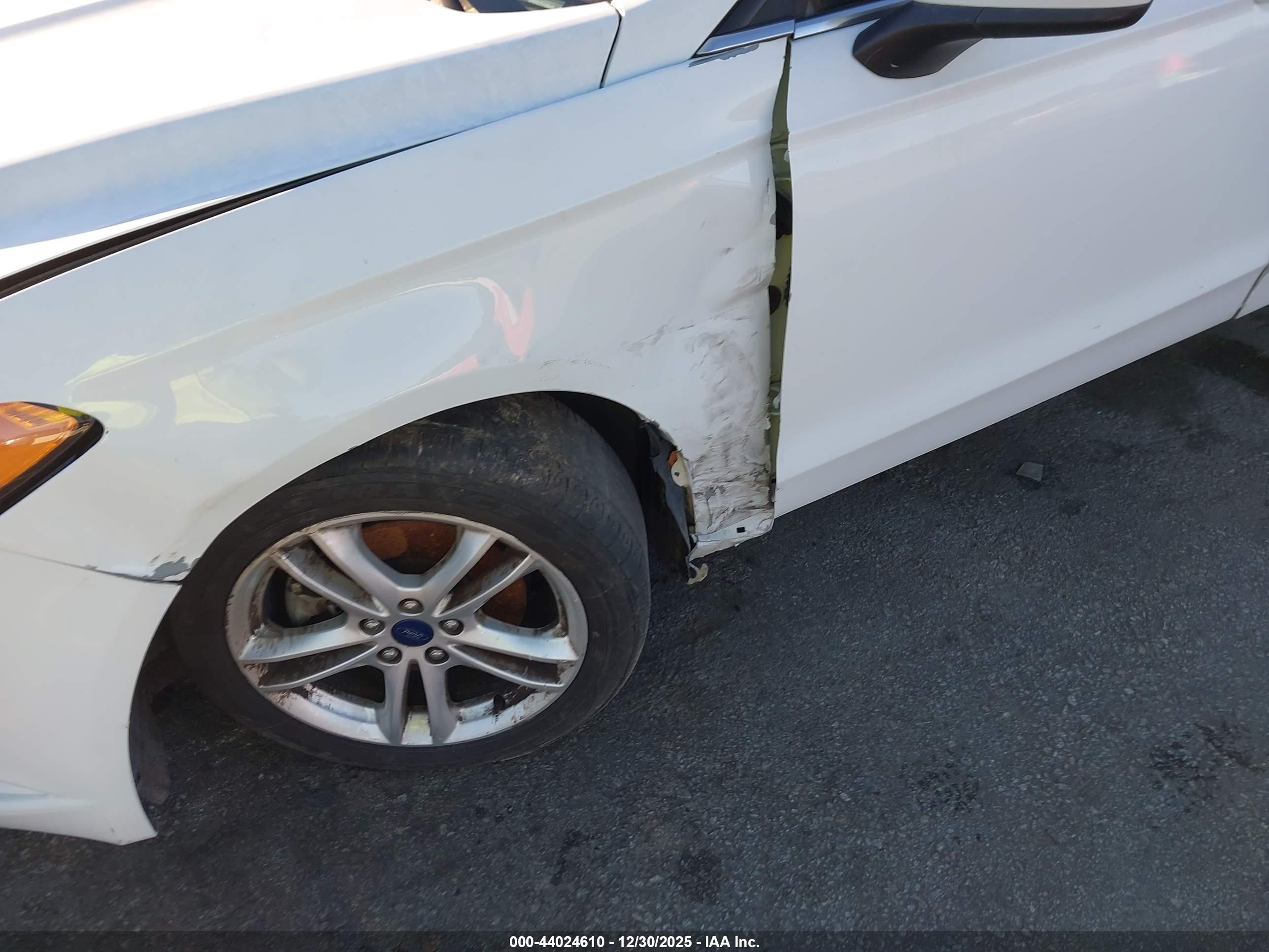 FORD FUSION image 6
