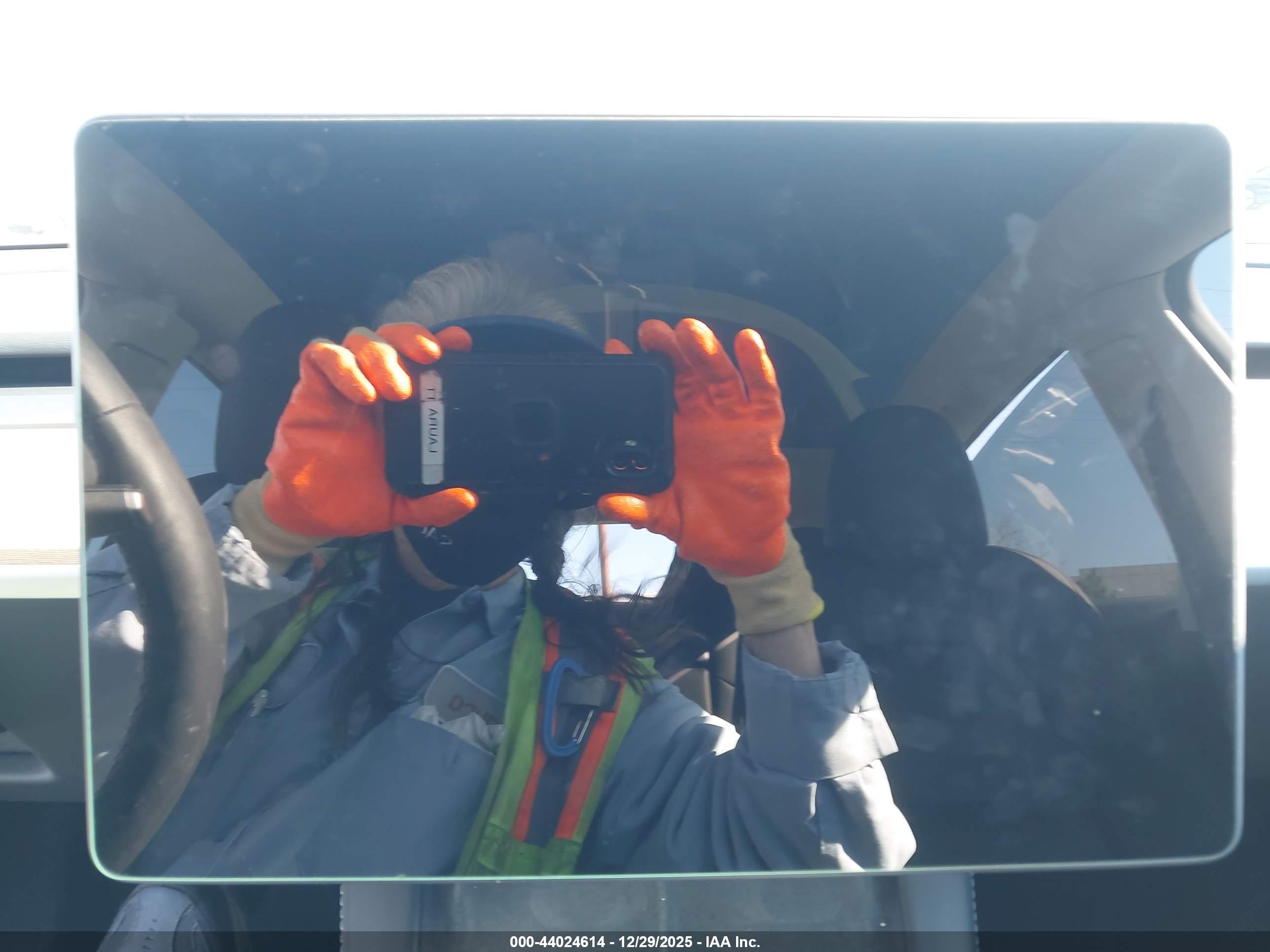 TESLA MODEL image 7