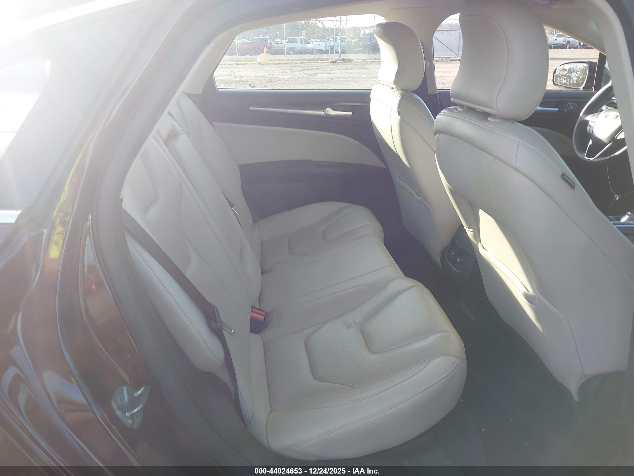 FORD FUSION image 8