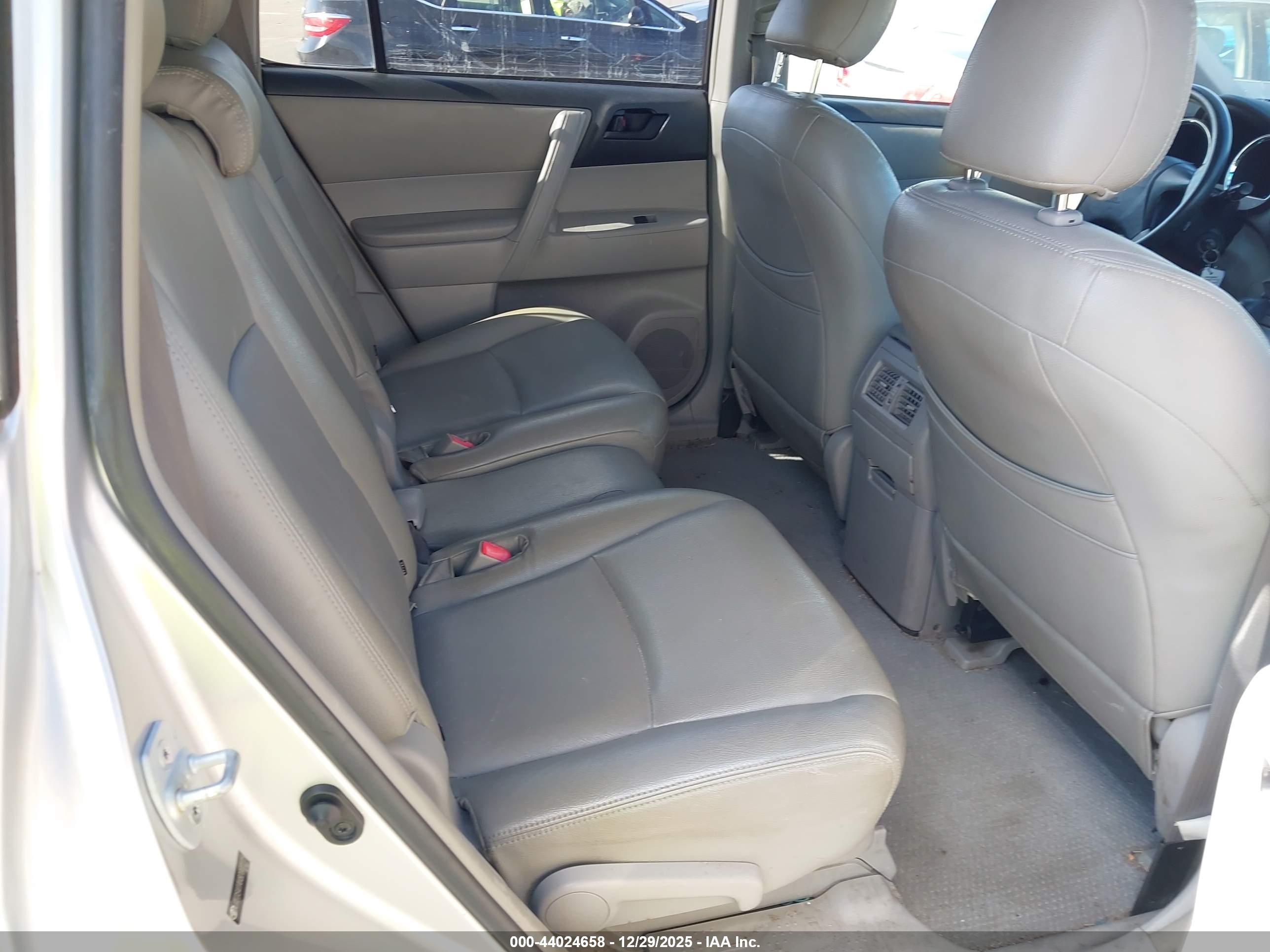 TOYOTA HIGHLANDER image 8