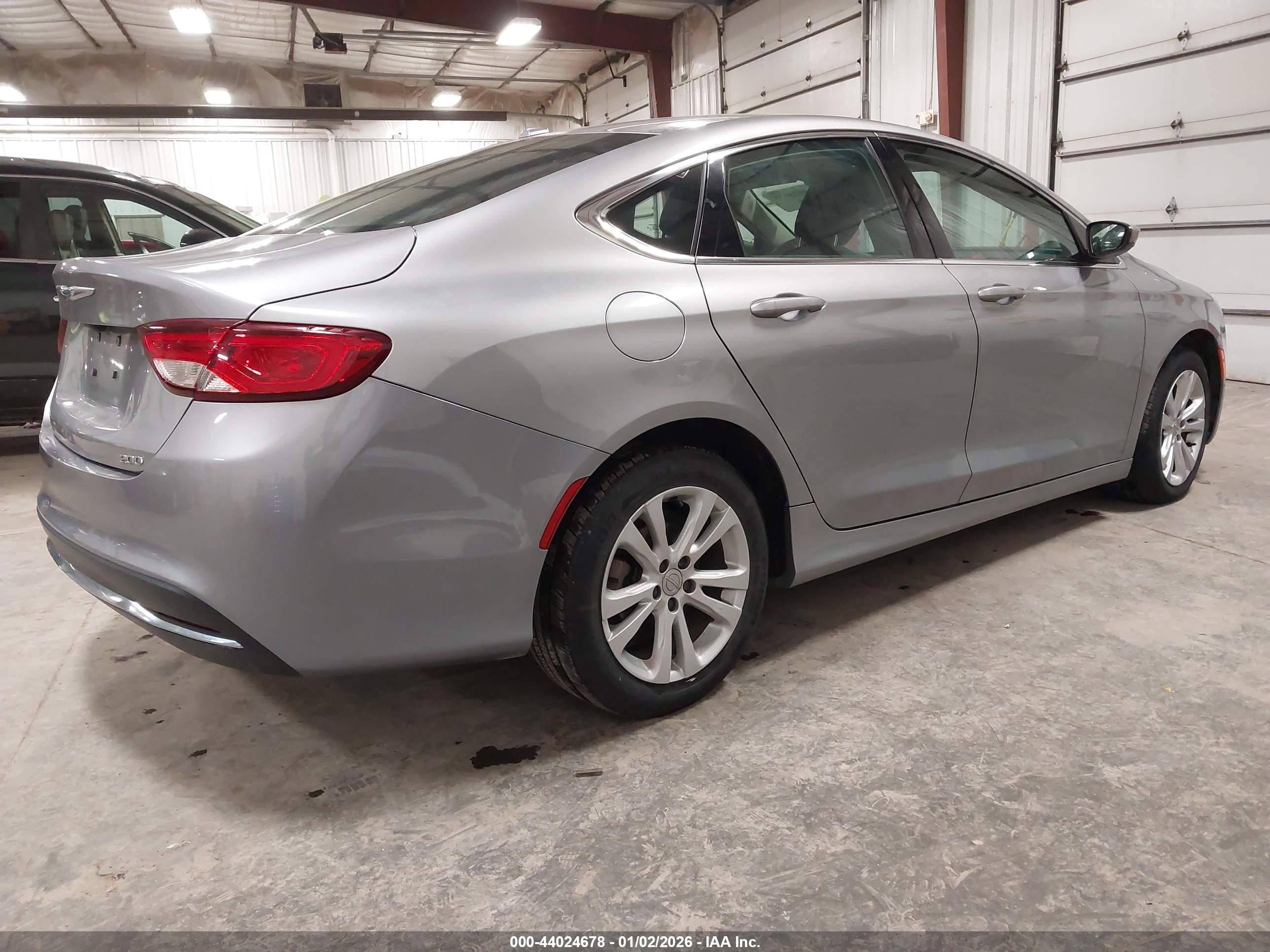 CHRYSLER 200 image 4