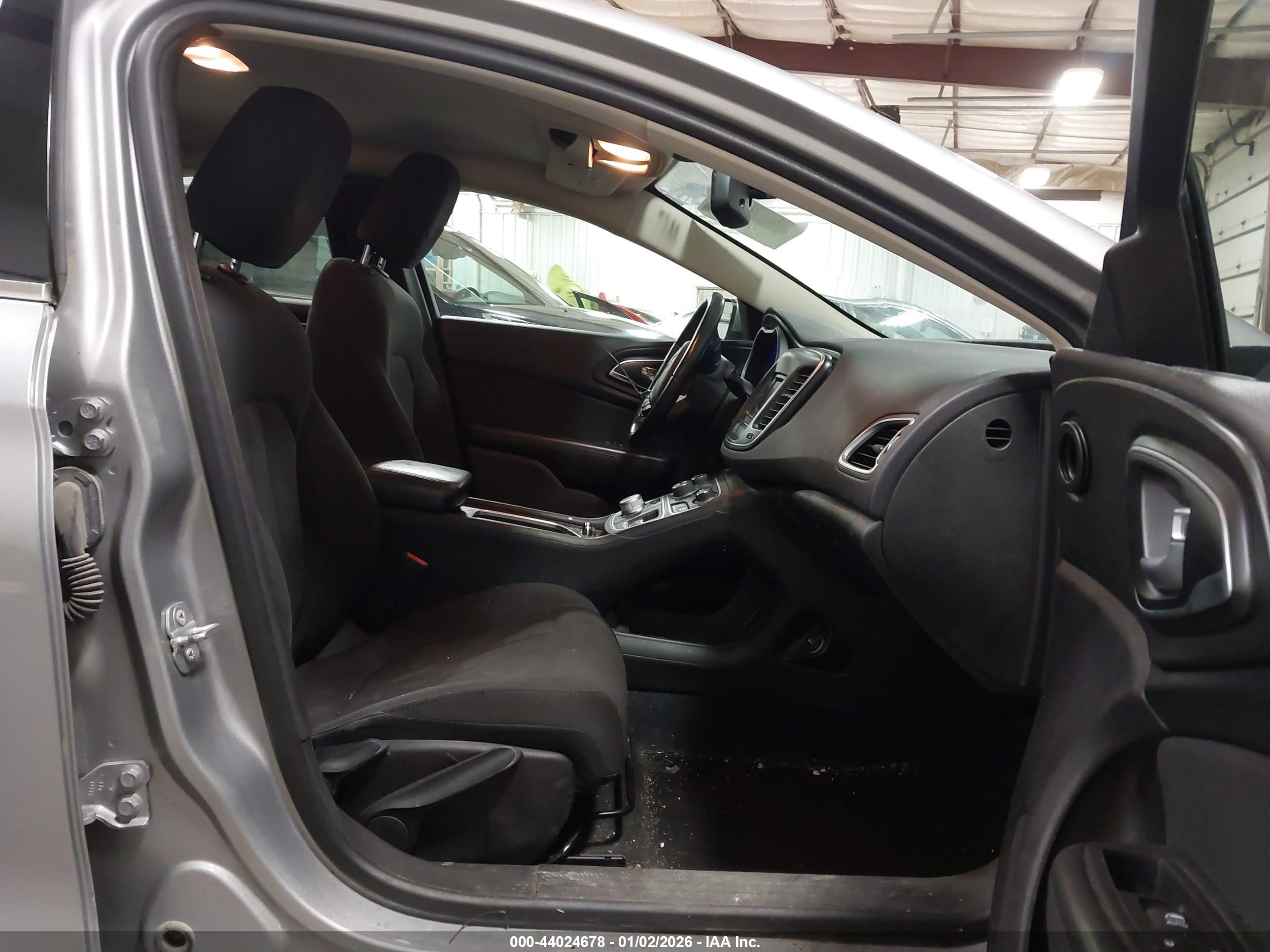 CHRYSLER 200 image 5