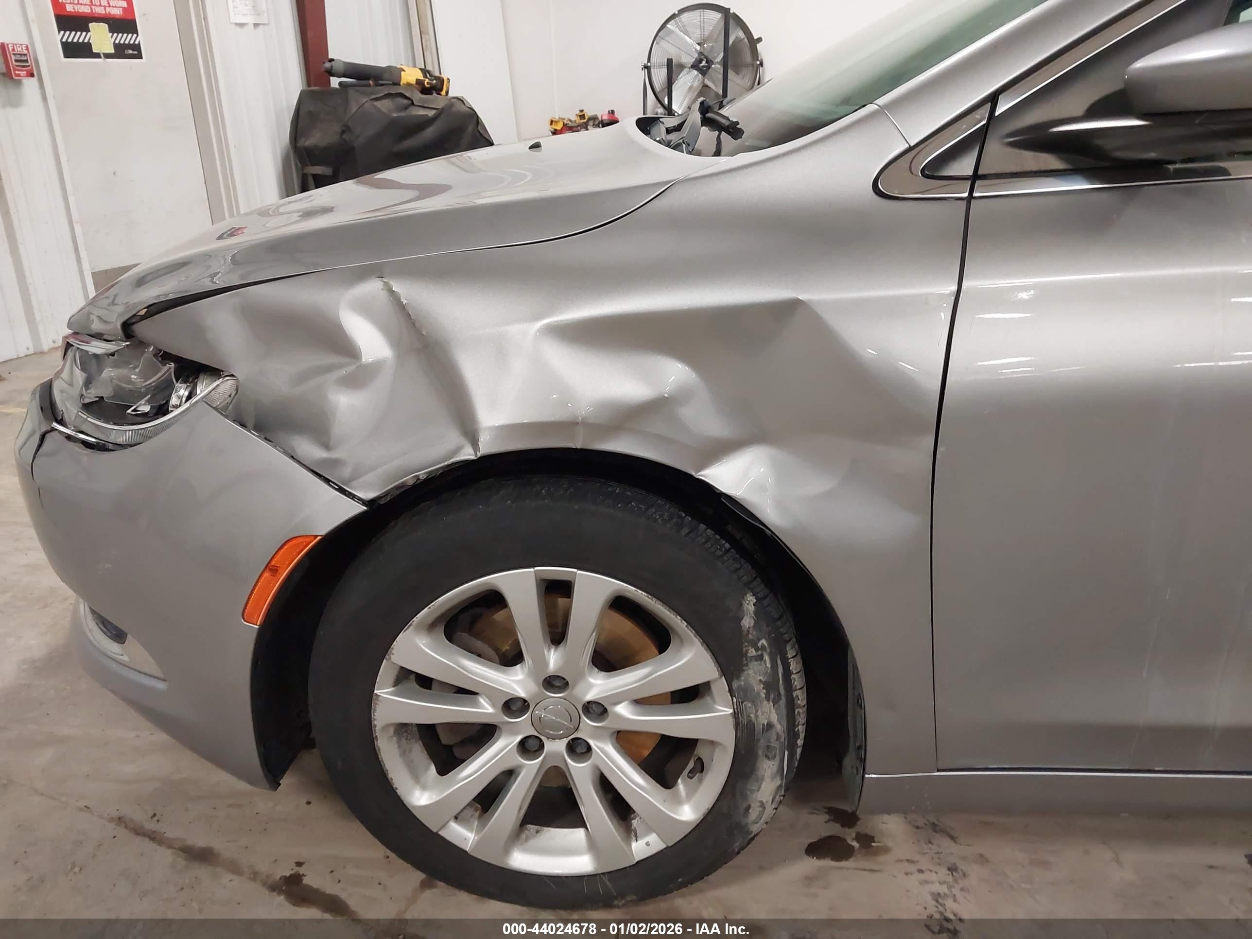 CHRYSLER 200 image 6