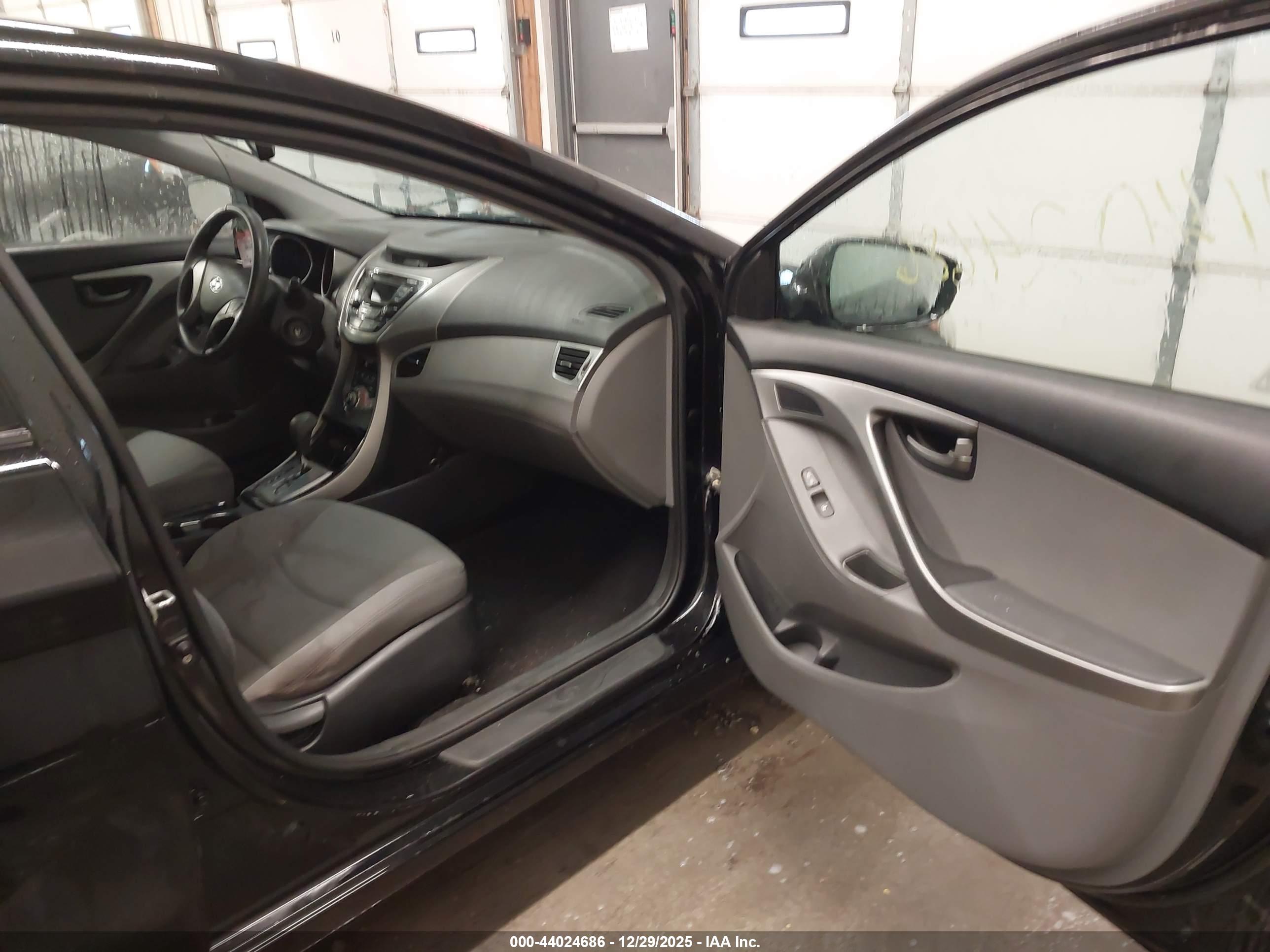 HYUNDAI ELANTRA image 5