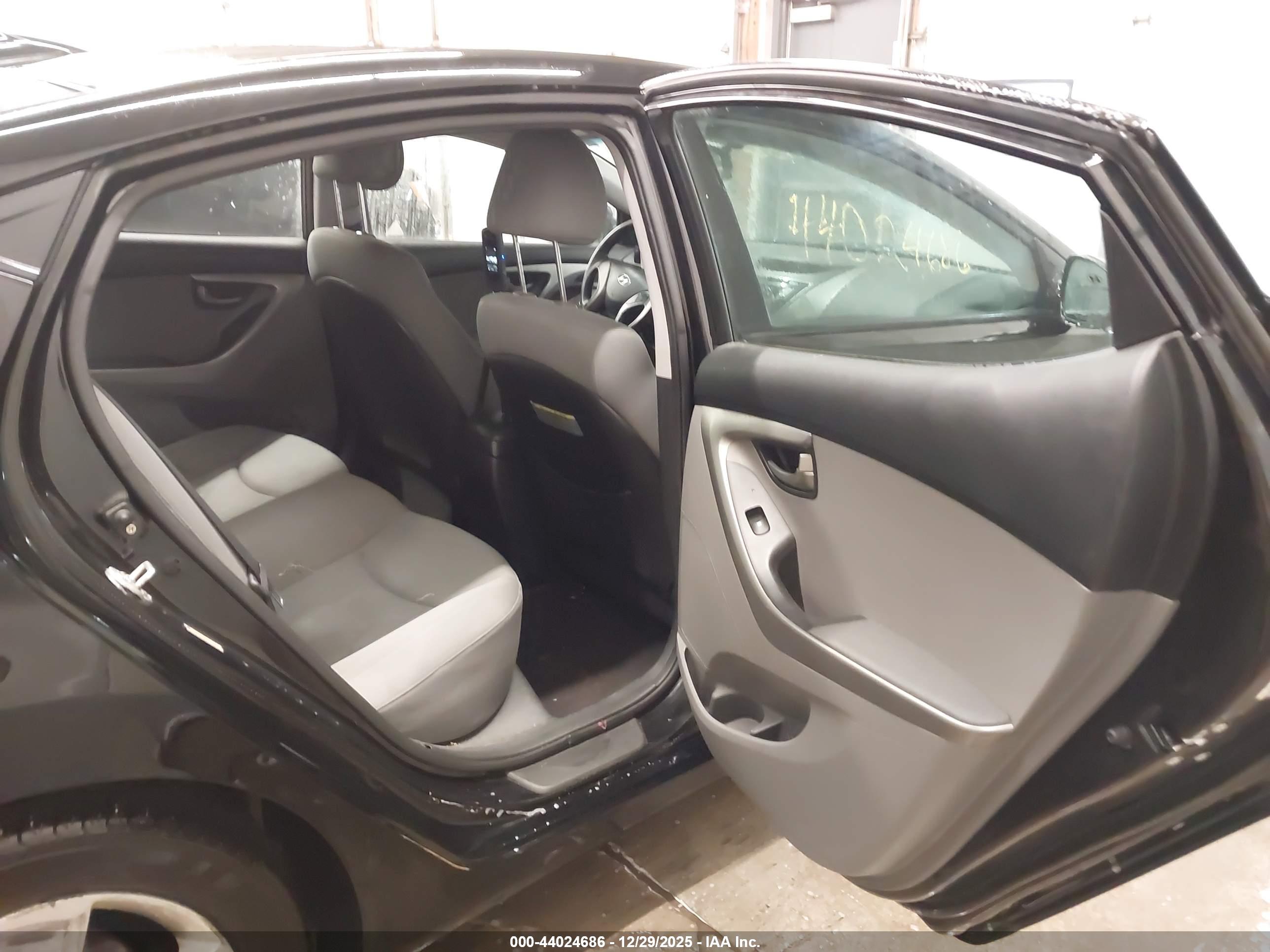 HYUNDAI ELANTRA image 8