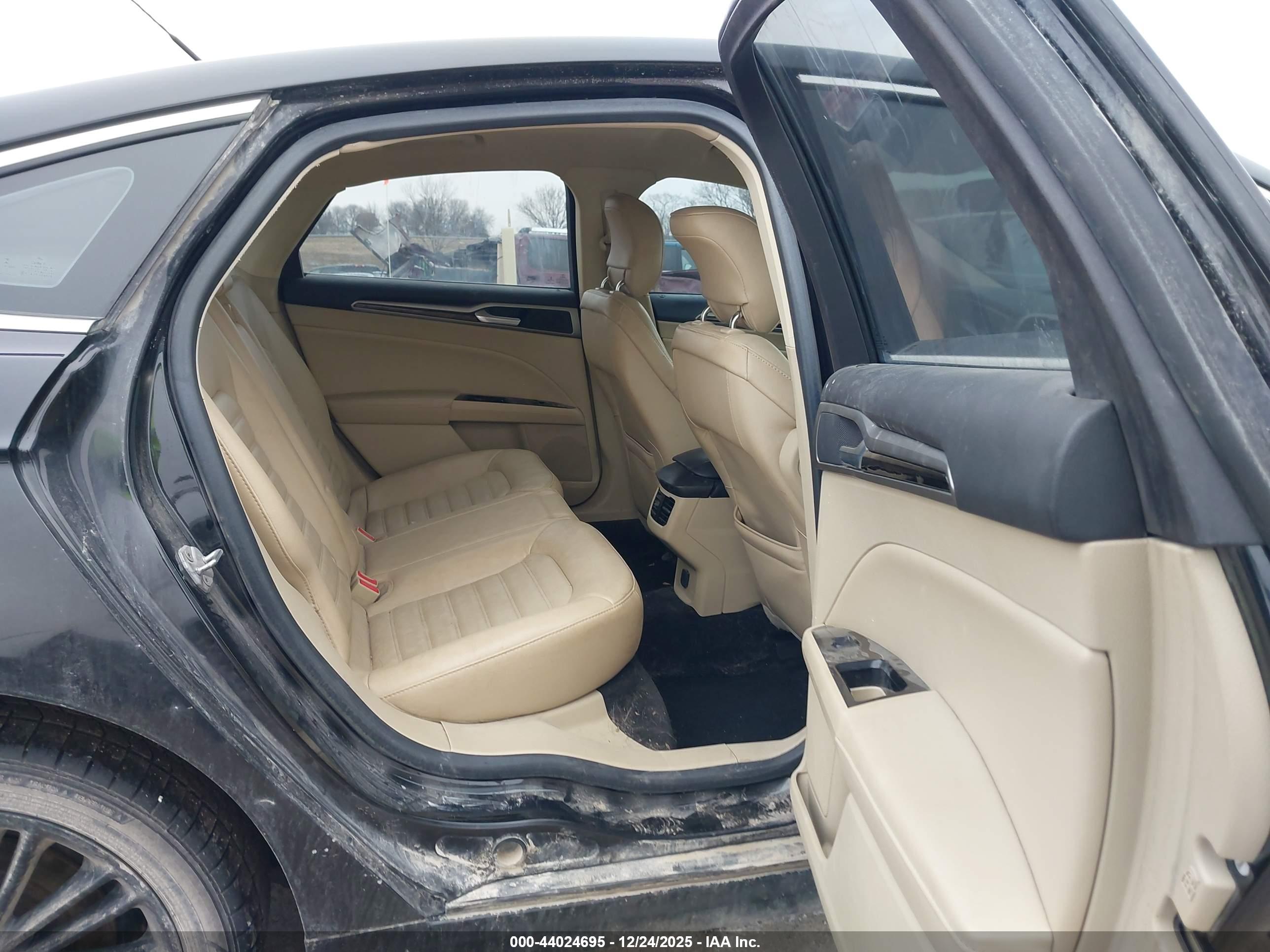 FORD FUSION image 8