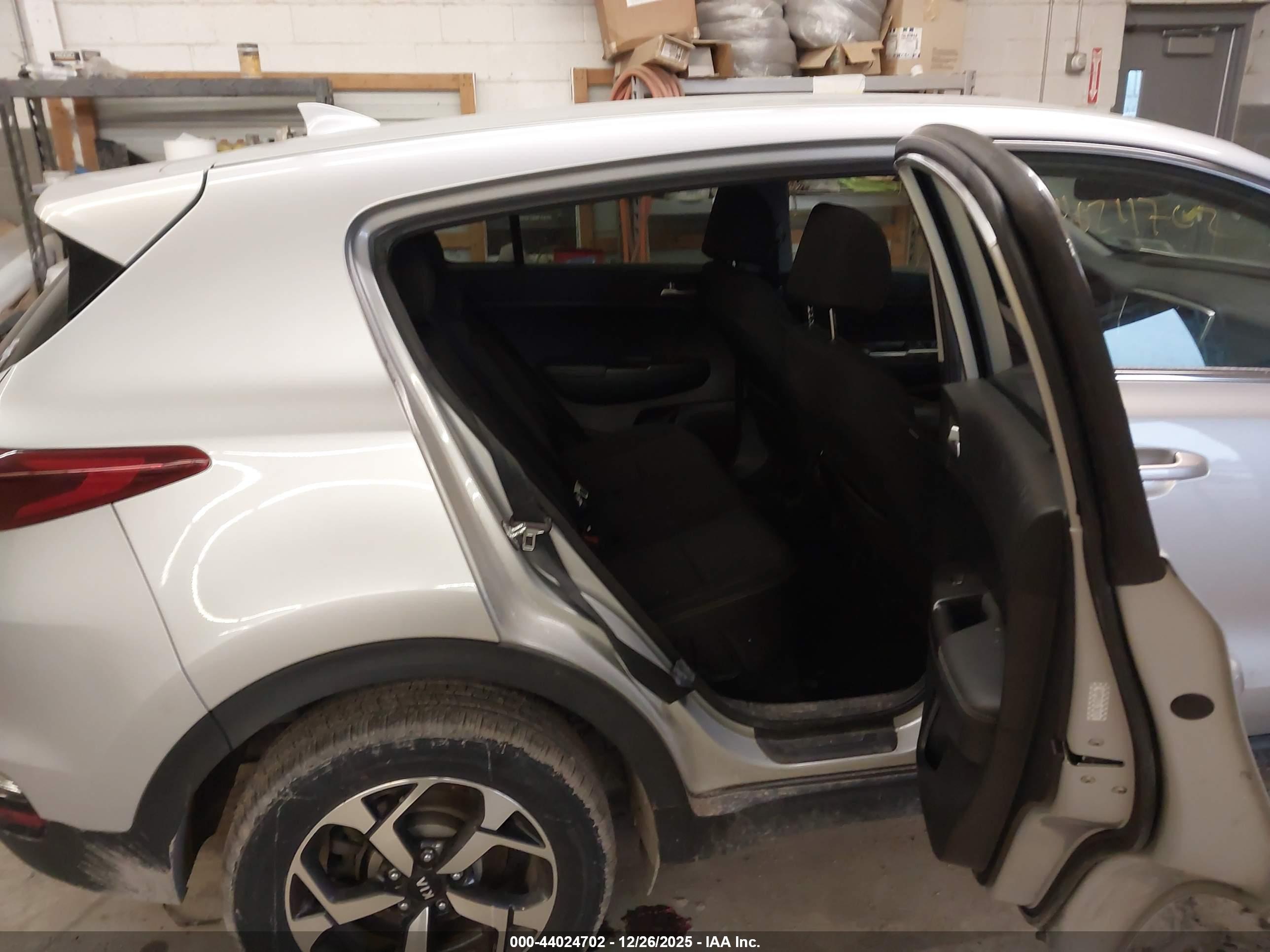 KIA SPORTAGE image 8