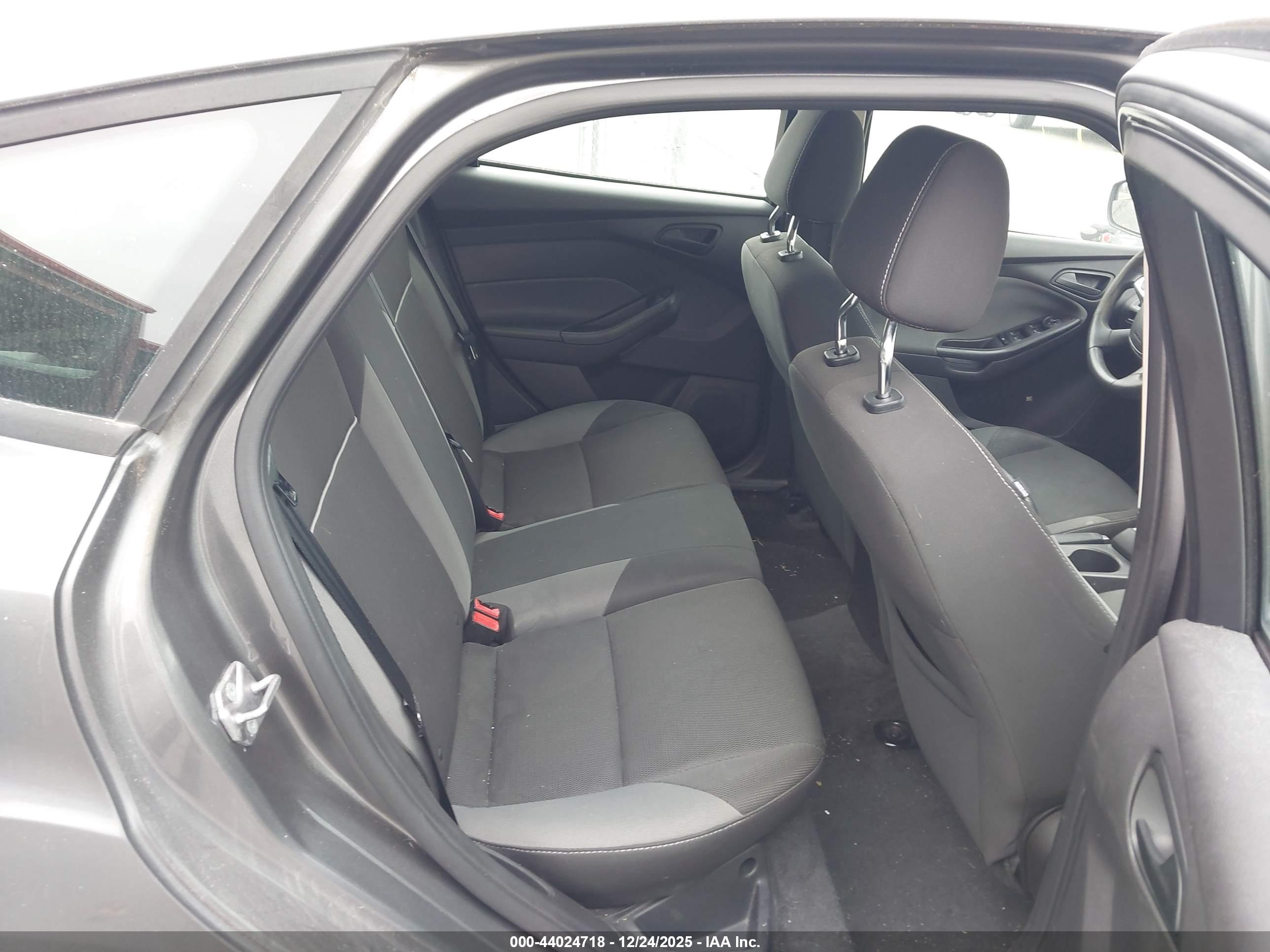 FORD FOCUS image 8