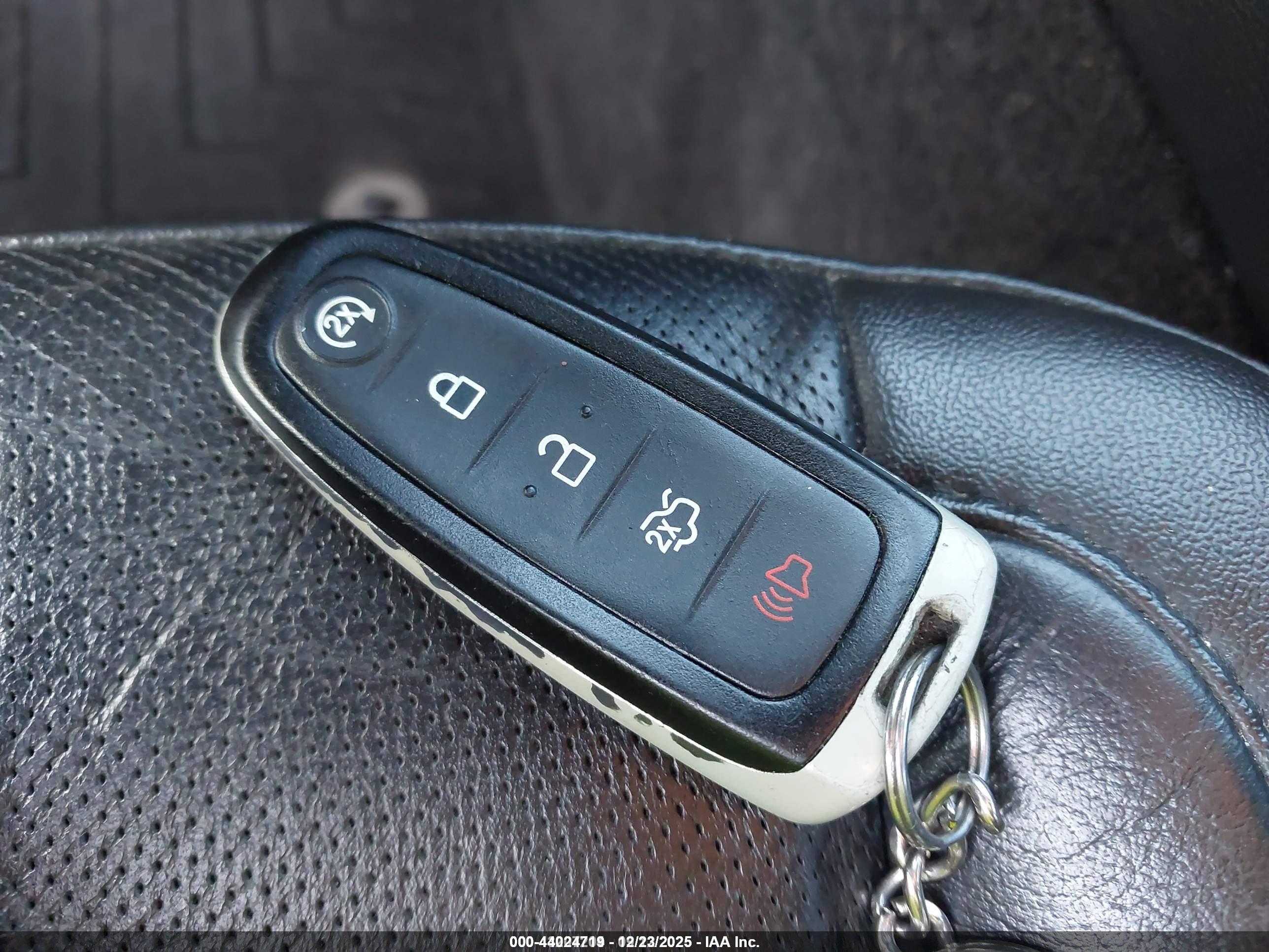 LINCOLN MKS image 11