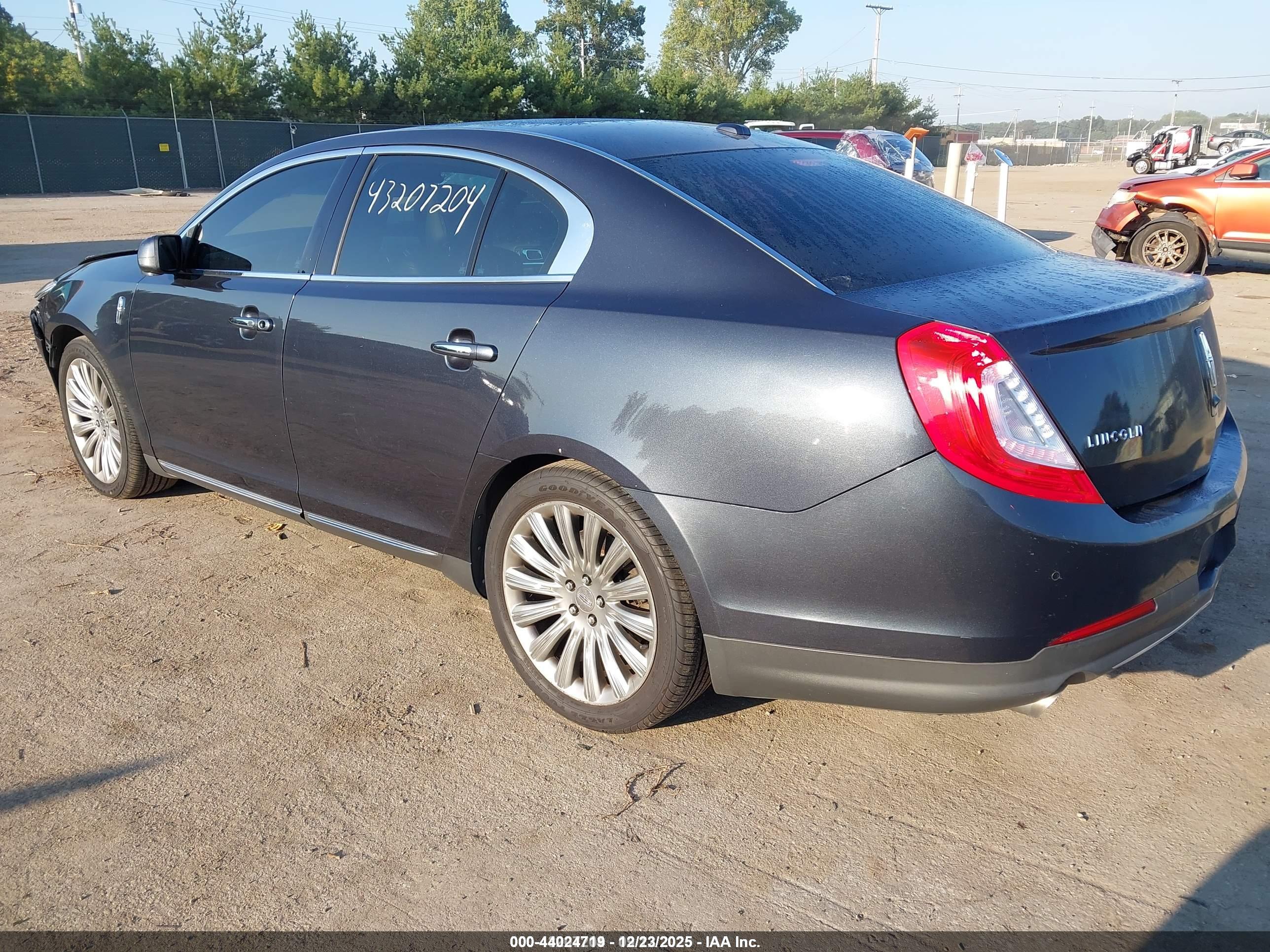 LINCOLN MKS image 3