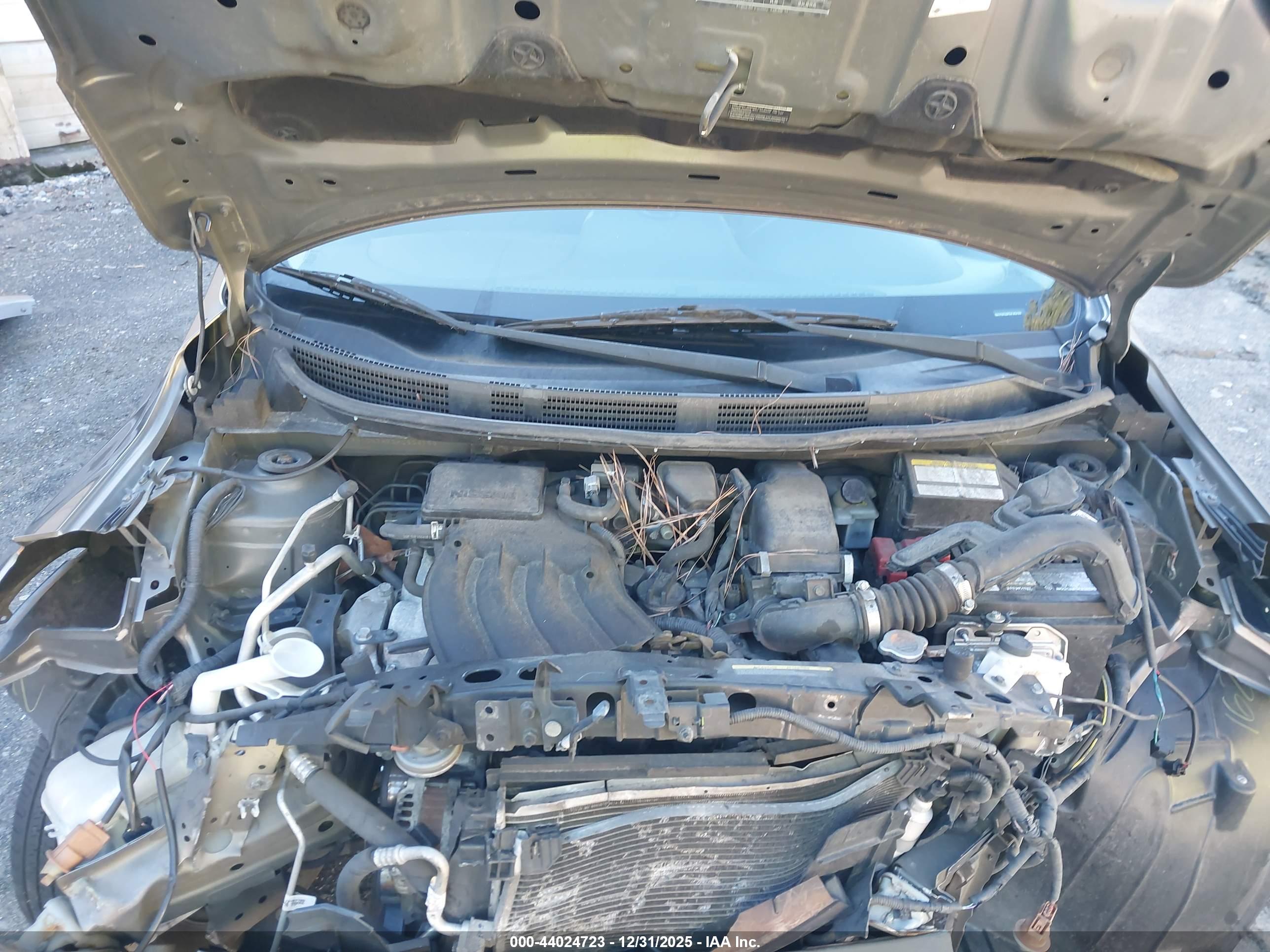 NISSAN VERSA image 10