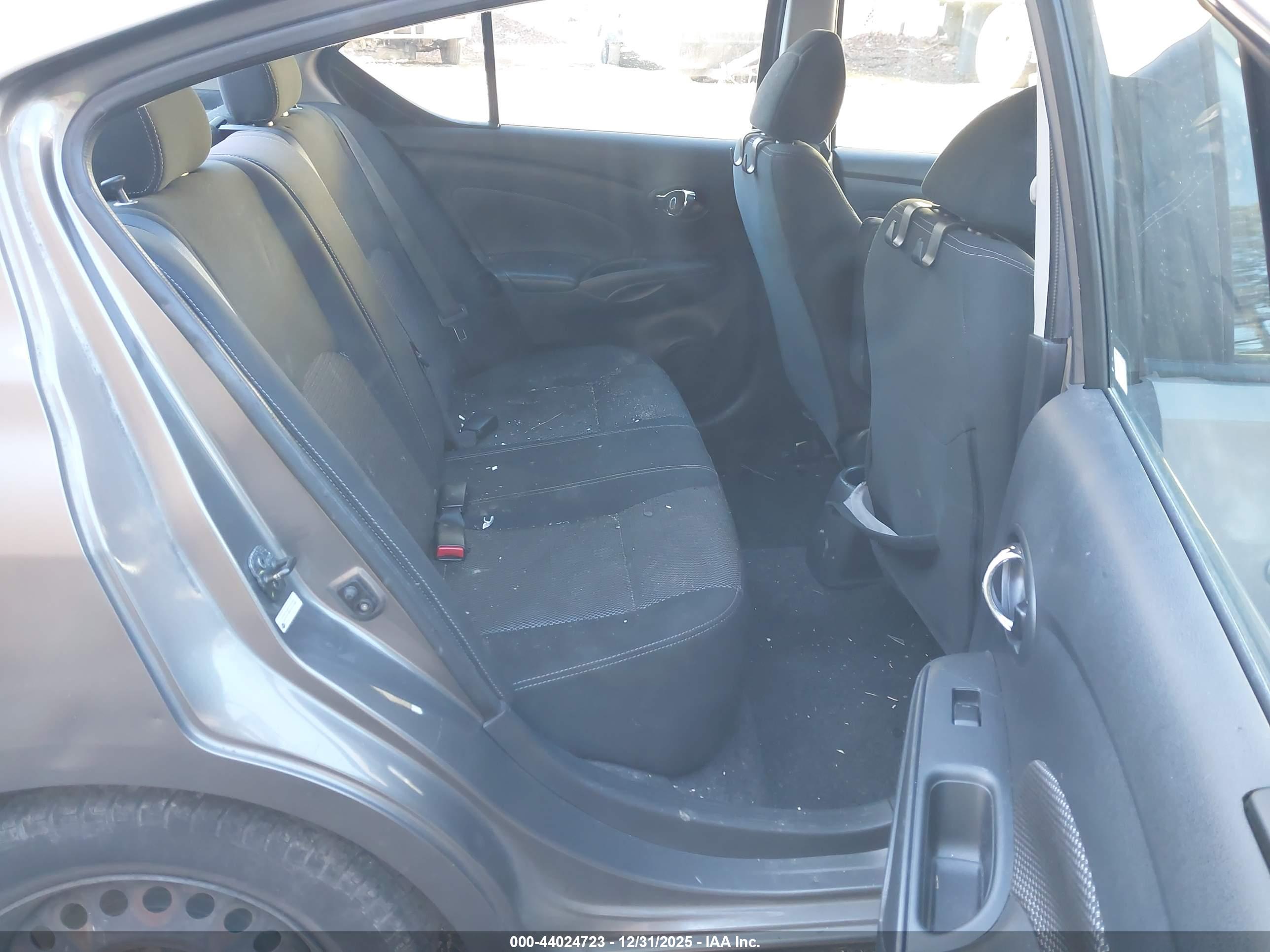 NISSAN VERSA image 8