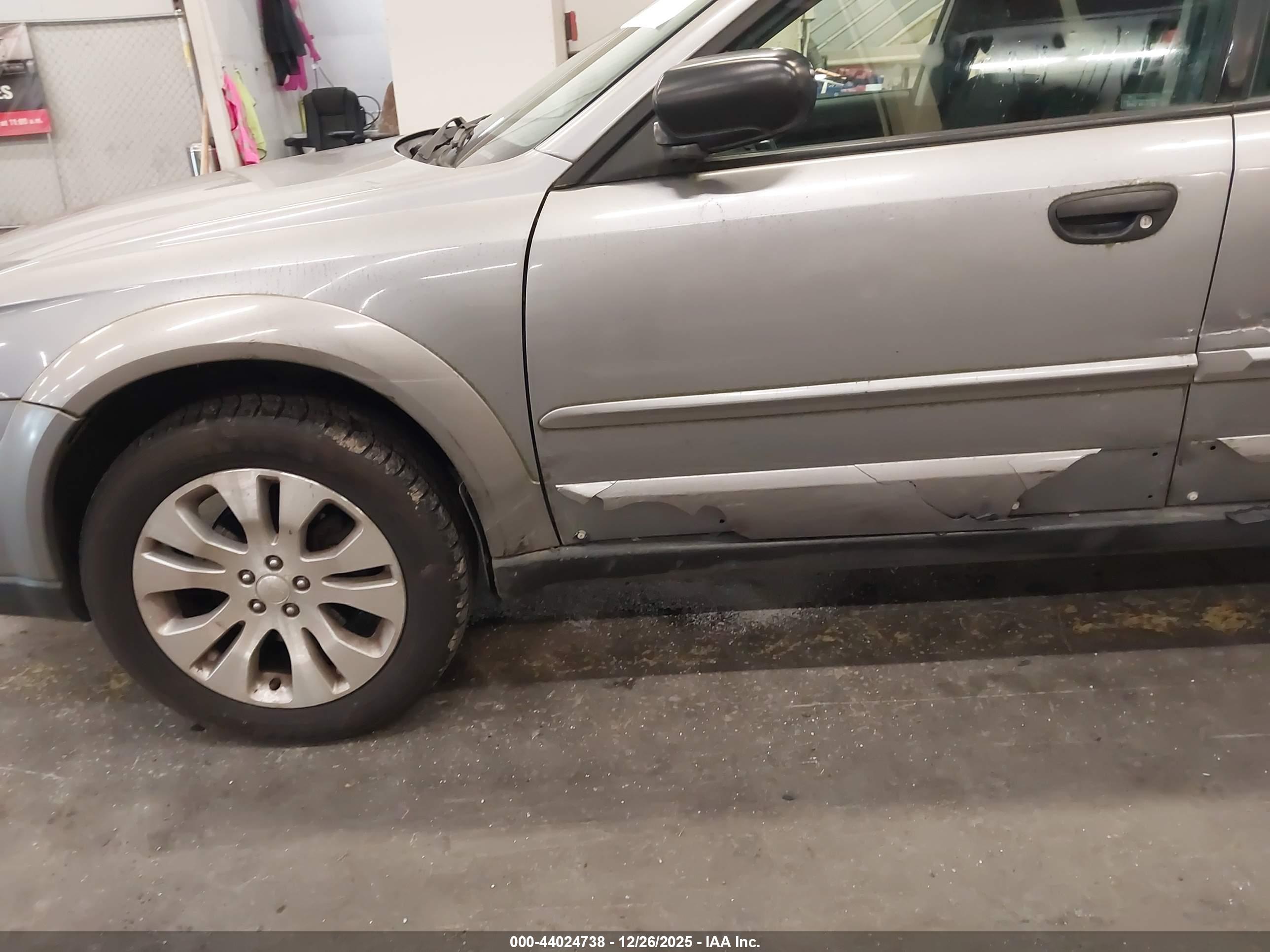 SUBARU OUTBACK image 6