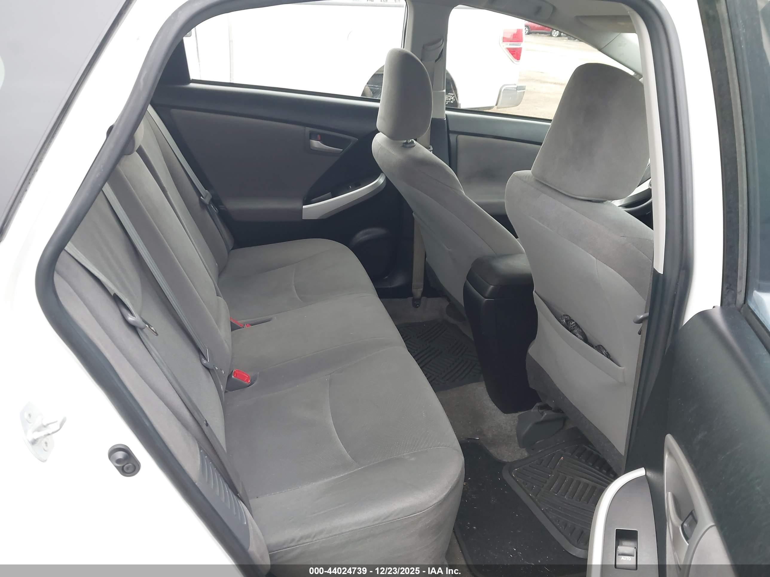 TOYOTA PRIUS image 8