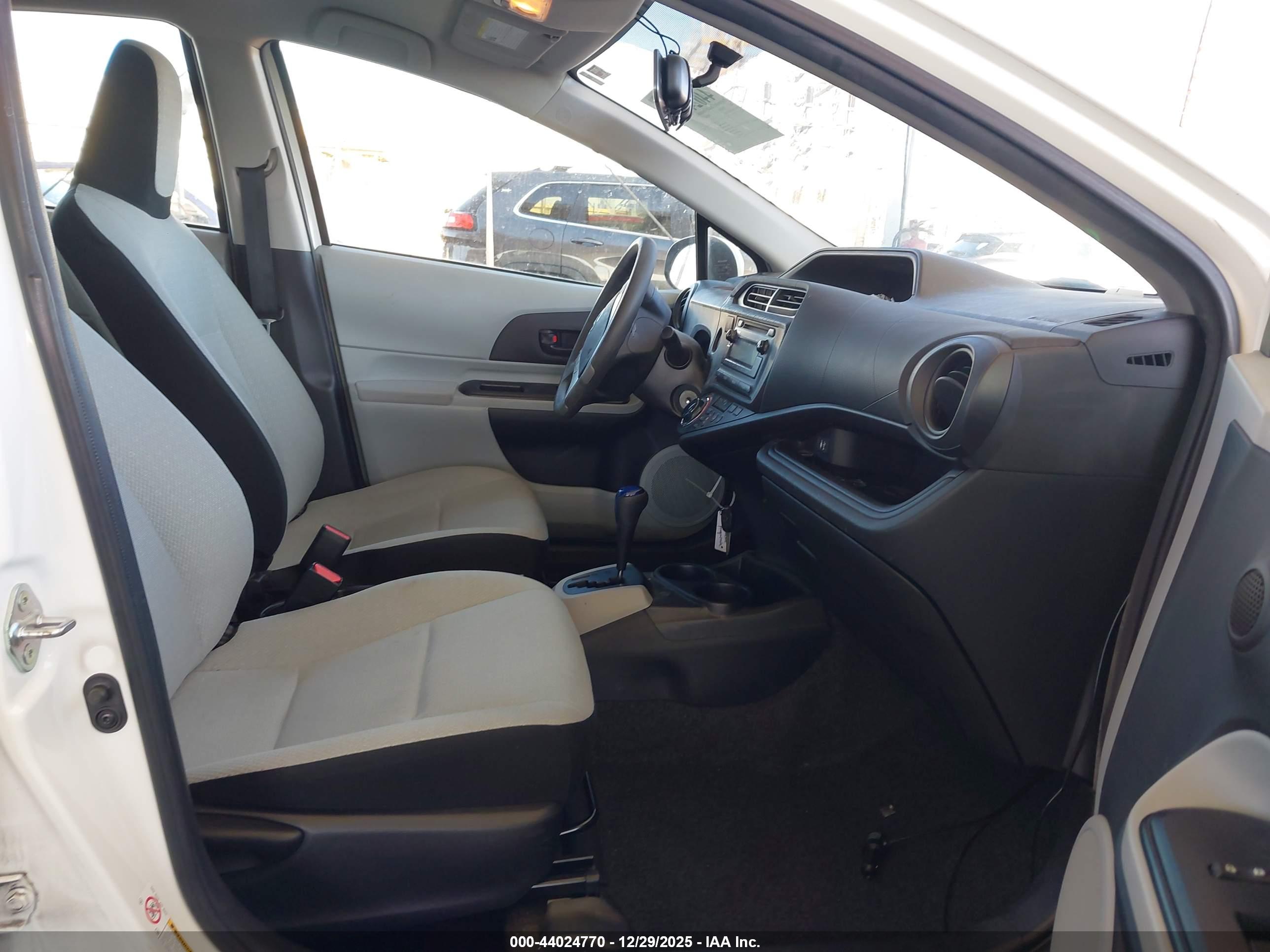 TOYOTA PRIUS image 5