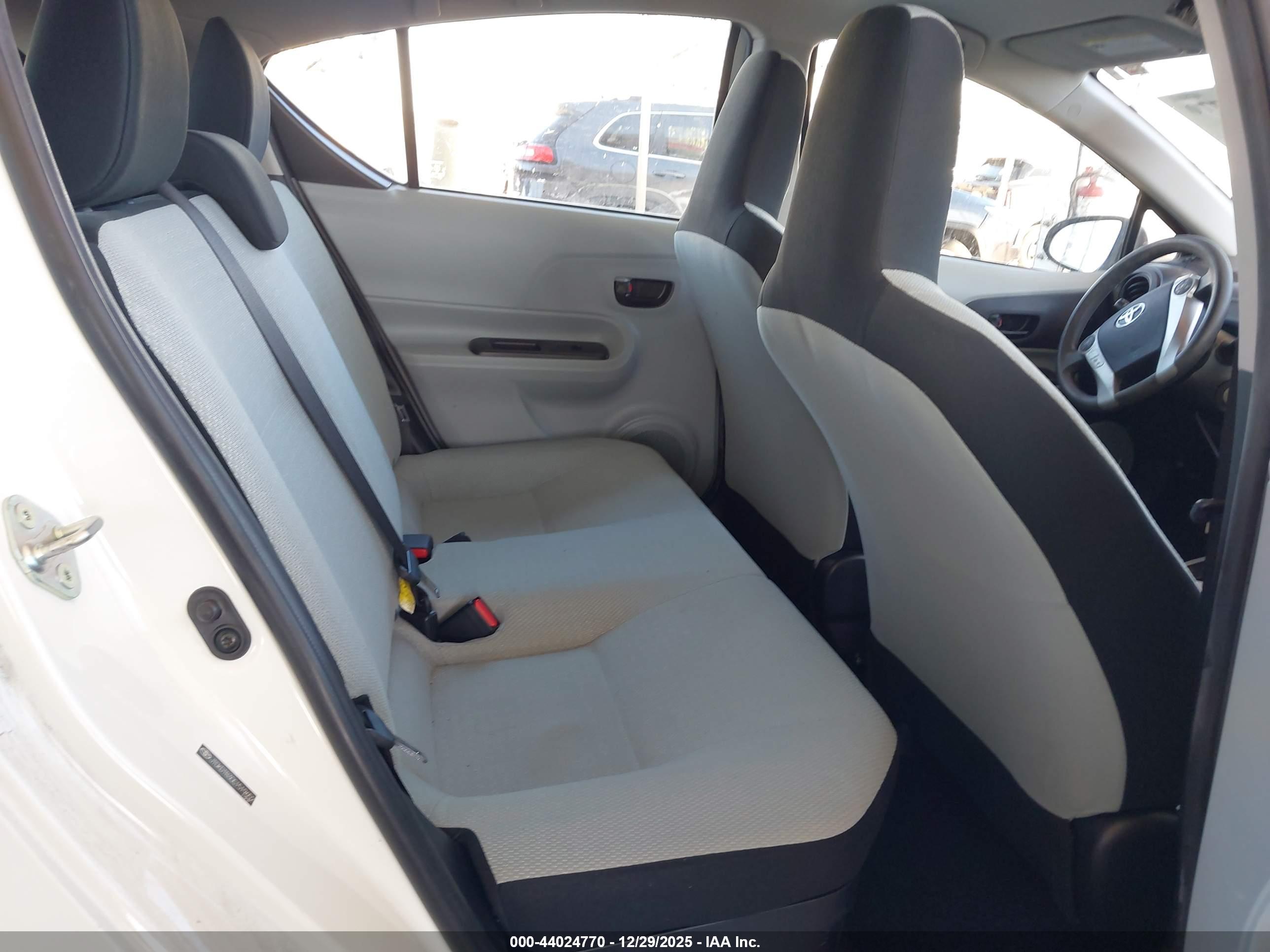 TOYOTA PRIUS image 8