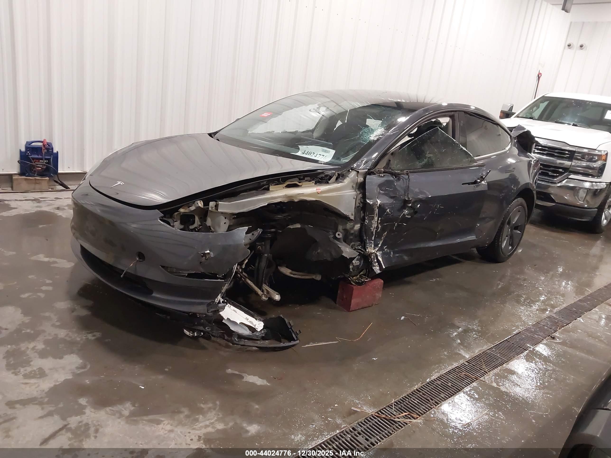 TESLA MODEL image 2