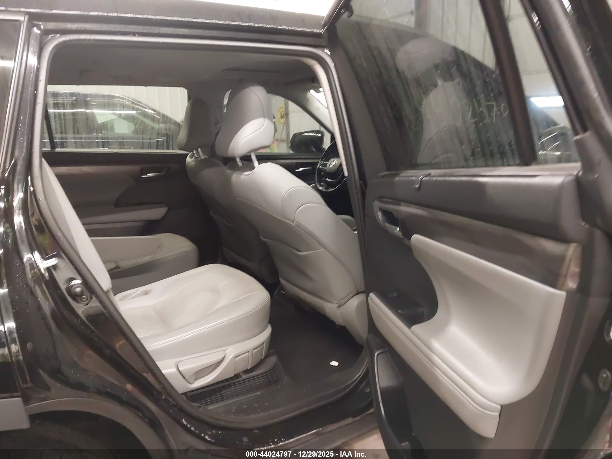 TOYOTA HIGHLANDER image 8