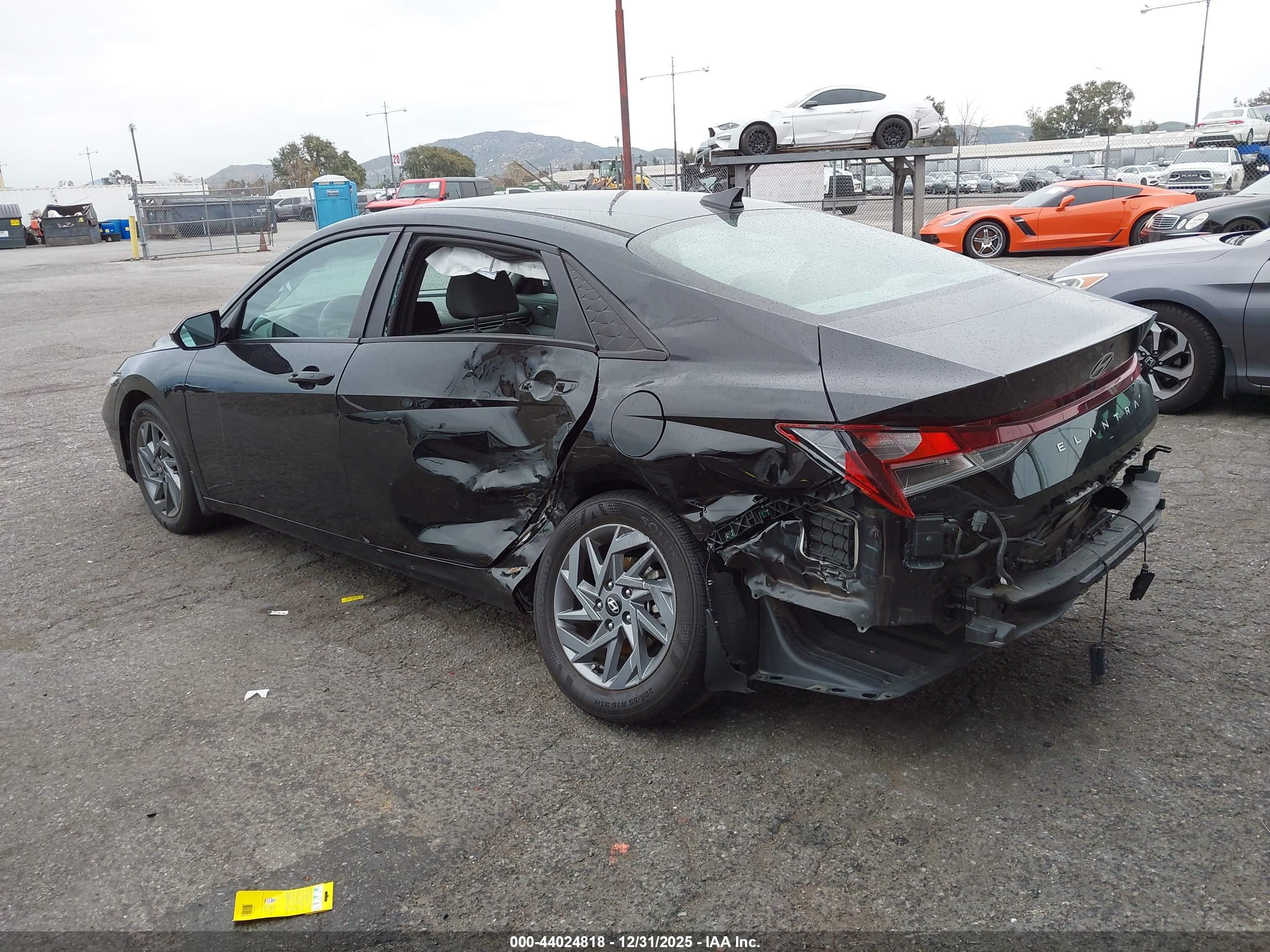 HYUNDAI ELANTRA image 3