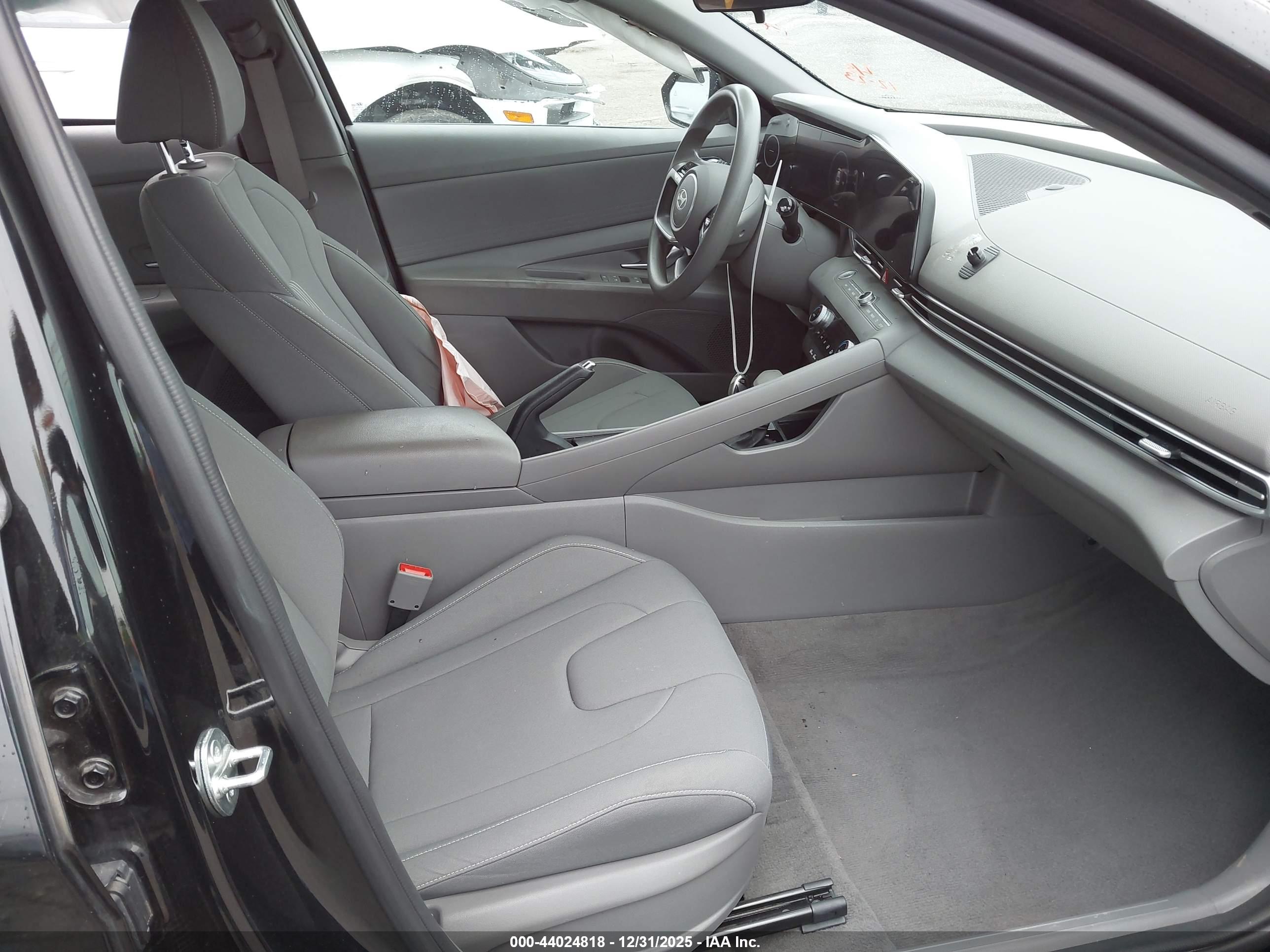 HYUNDAI ELANTRA image 5
