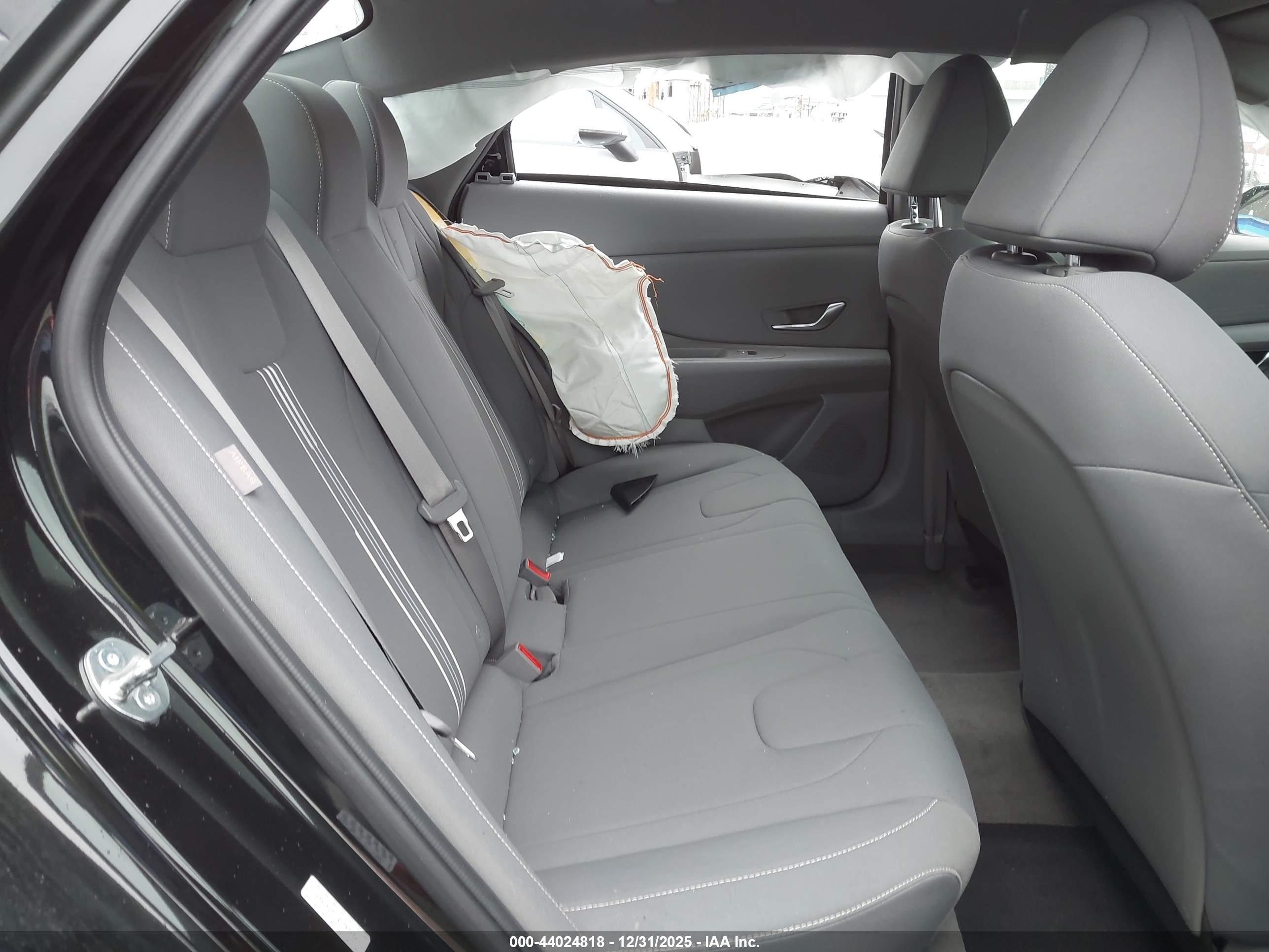HYUNDAI ELANTRA image 8