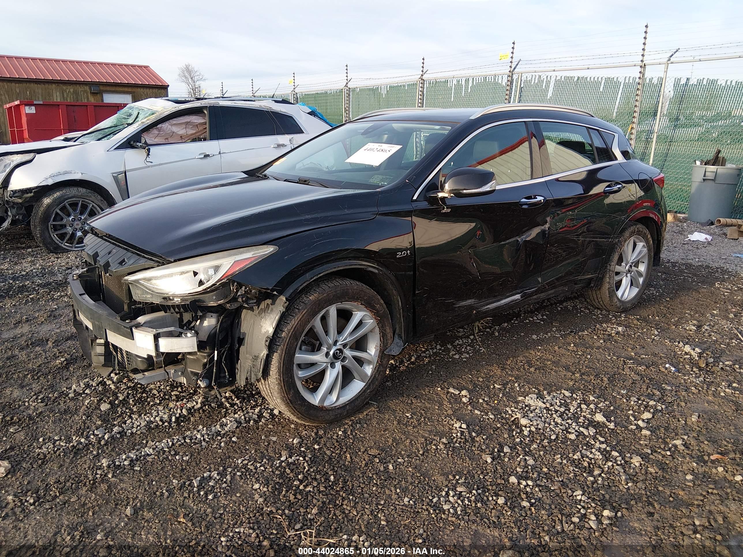 INFINITI QX30 image 2