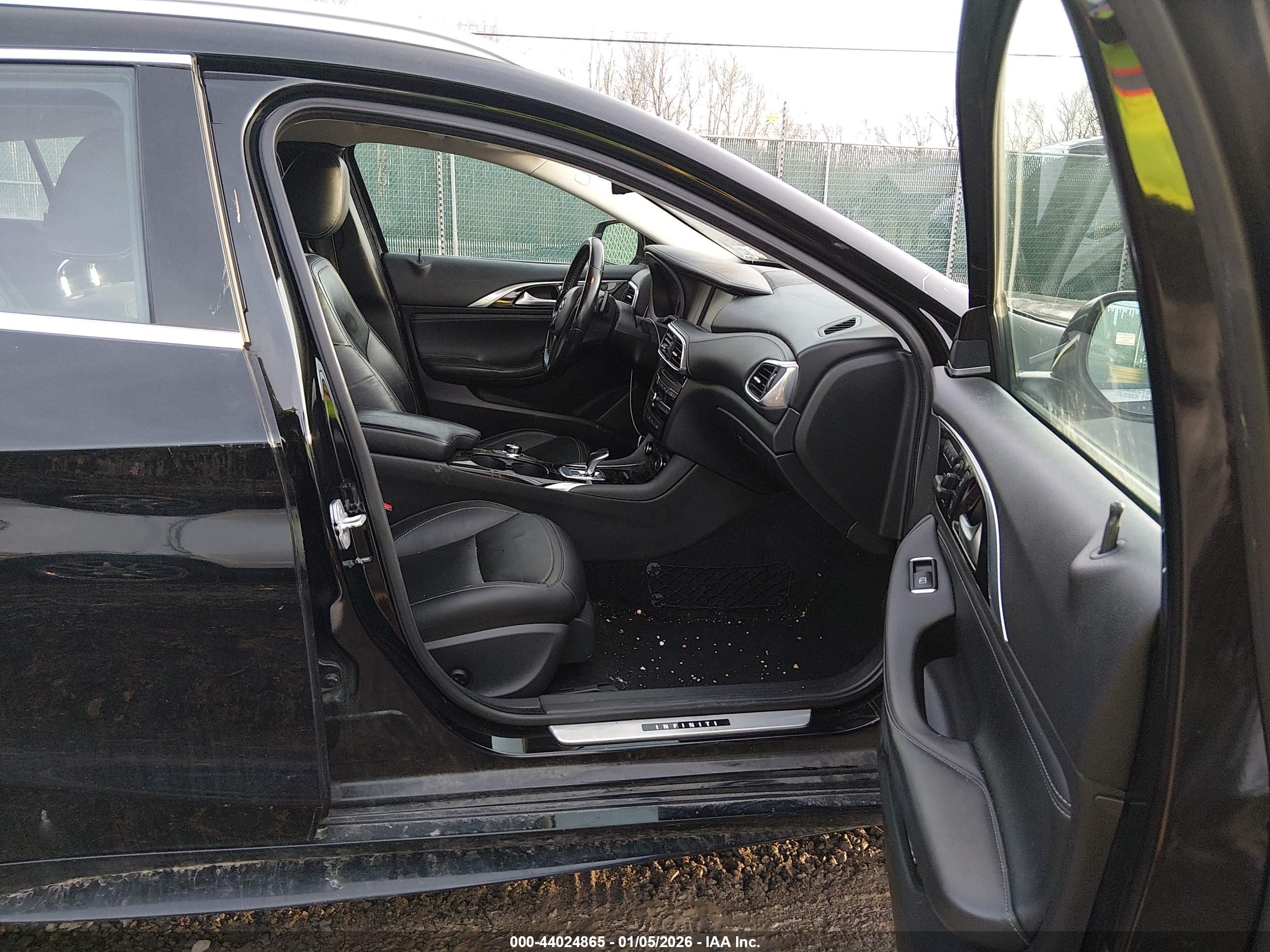 INFINITI QX30 image 5