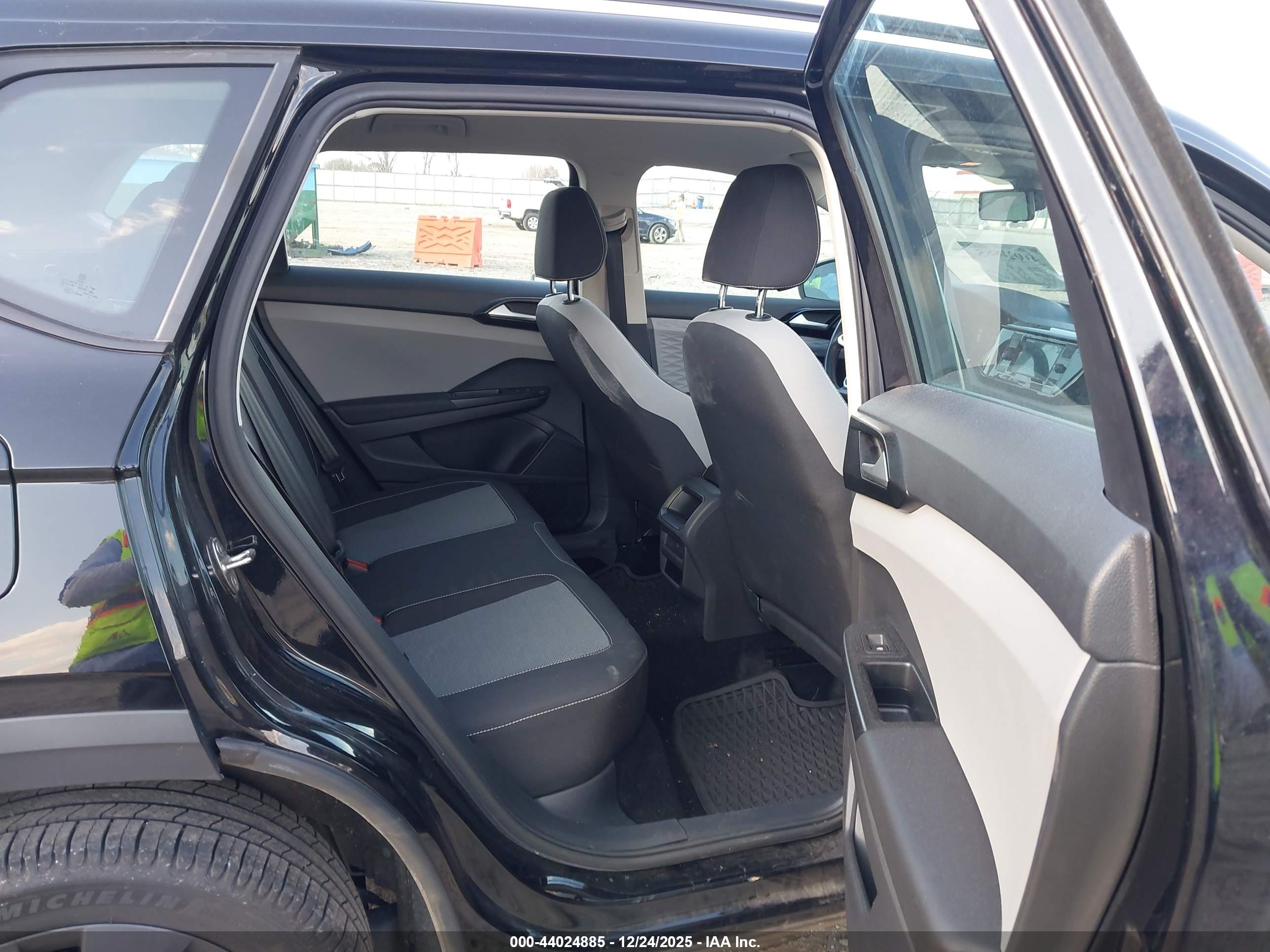 VOLKSWAGEN TAOS image 8