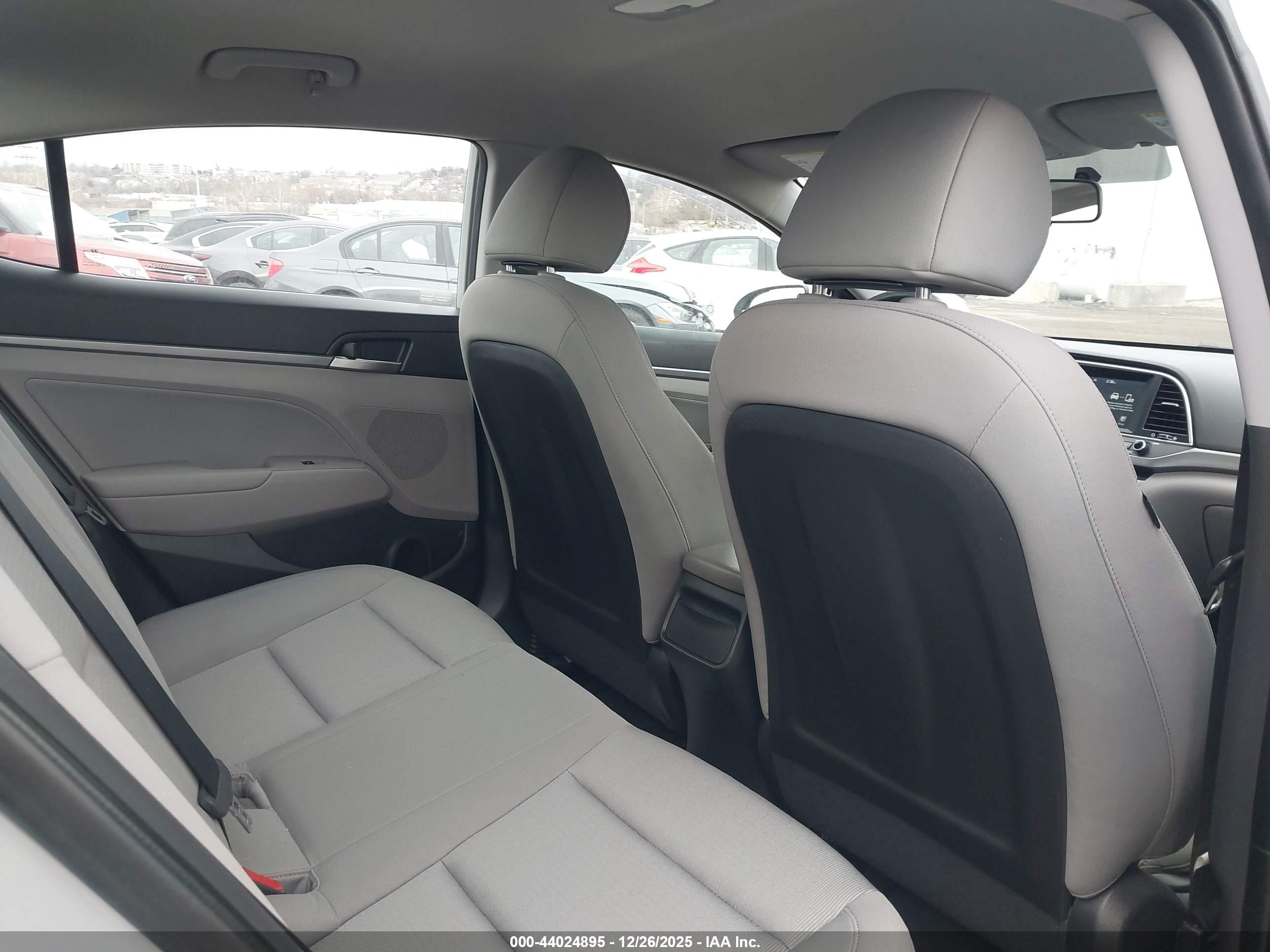 HYUNDAI ELANTRA image 8